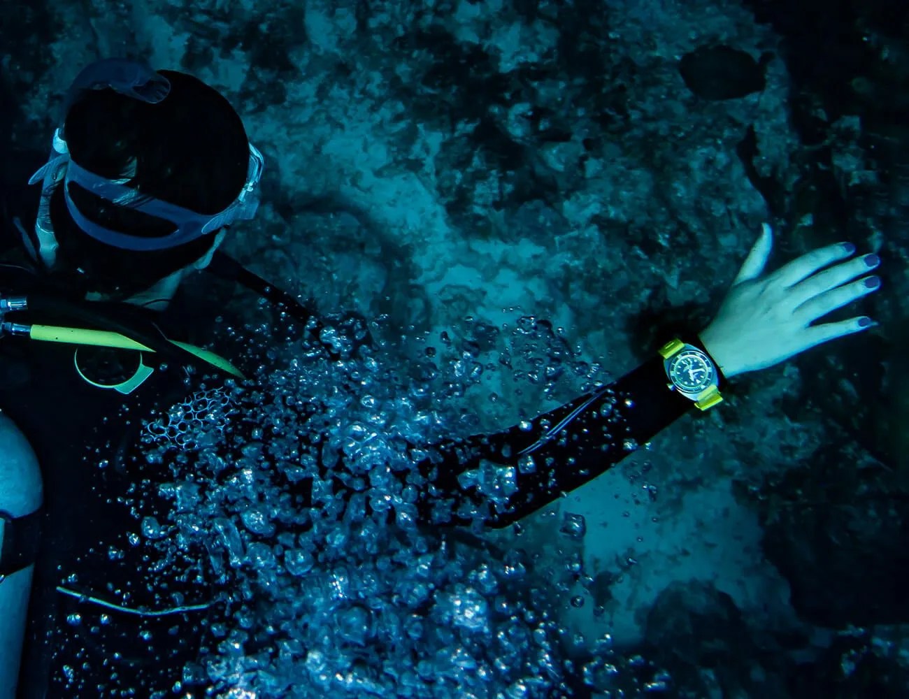 SCUBA-Diving-in-the-Aquadive-gear-patrol-ambience-4
