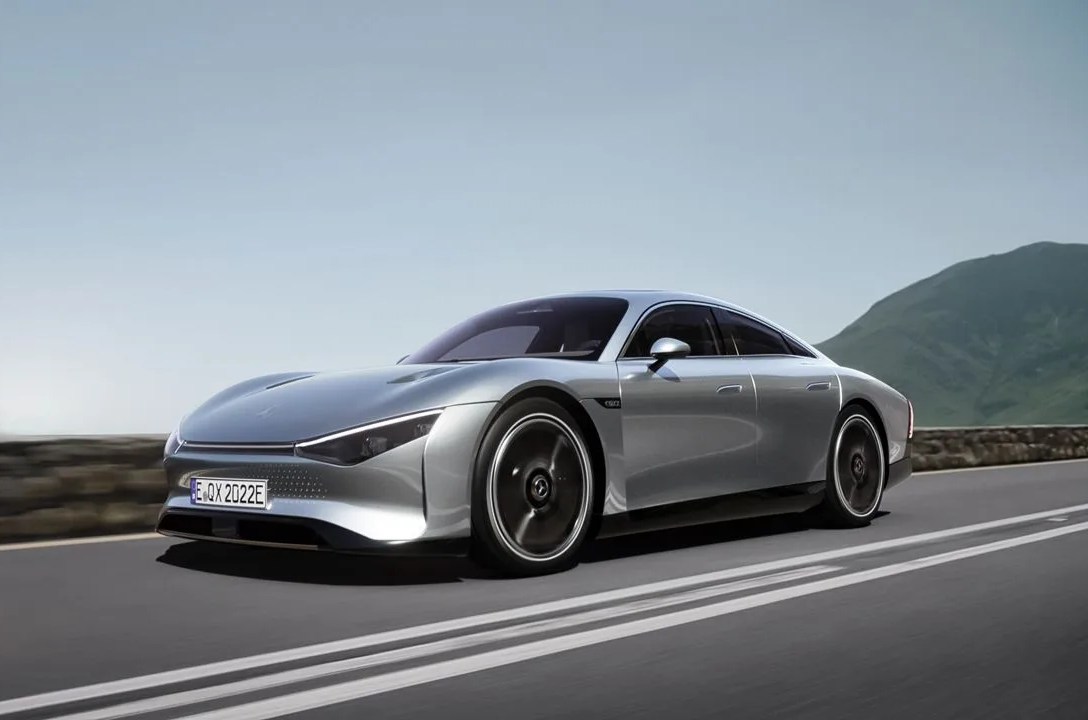 der vision eqxx zeigt, wie sich mercedes benz die zukunft des elektroautos vorstellt das auto hat eine reichweite von mehr als 1000 kilometern und einen energieverbrauch von weniger als 10 kwh pro 100 kilometer der vision eqxx steht für neue maßstäbe hinsichtlich energieeffizienz und reichweite im realen straßenverkehr sowie für die revolutionäre entwicklung von elektroautos  the vision eqxx is how mercedes benz imagines the future of electric cars the car has a range of more than 1,000 kilometres with an outstanding energy consumption of less than 10 kwh per 100 kilometres the vision eqxx stands for major new advances it sets new standards in terms of energy efficiency and range in real life traffic, and revolutionises the development of electric cars