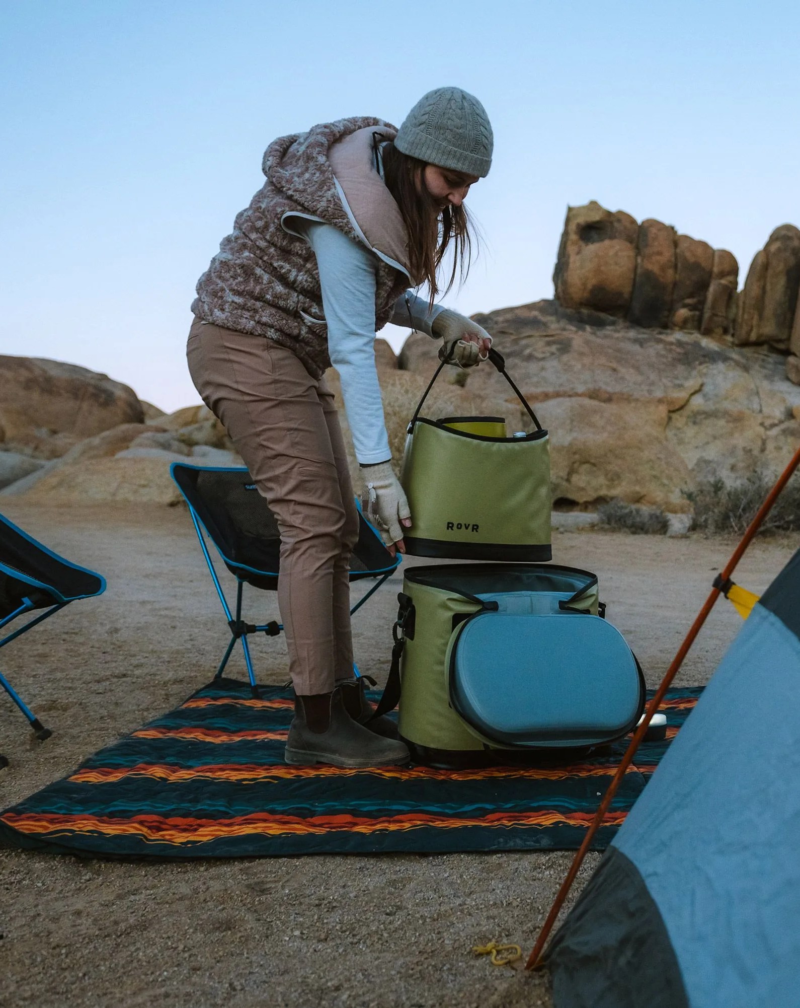 woman using tovr travelr™ 30 cooler