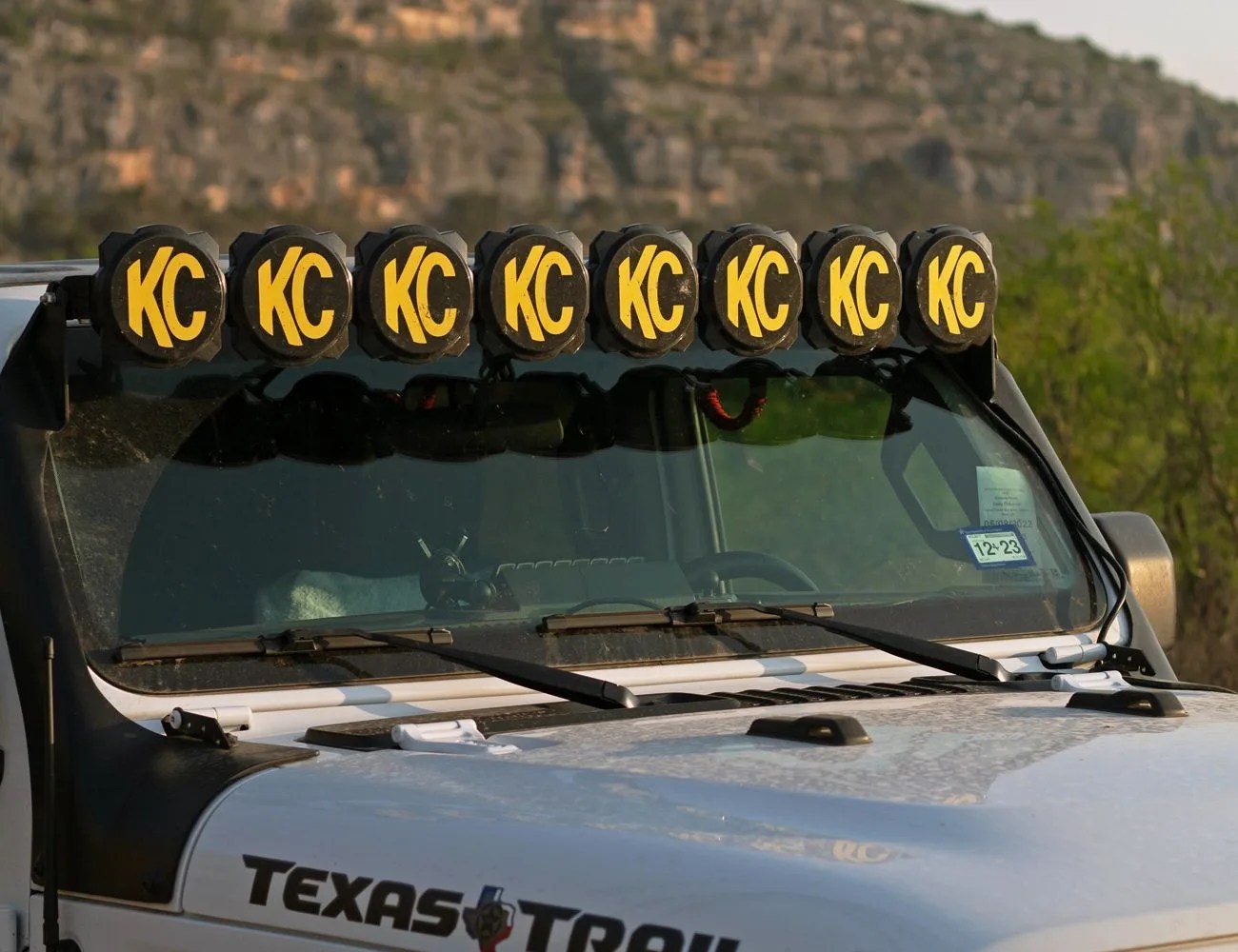 white jeep with kc hilite 50 pro6 gravity led lights
