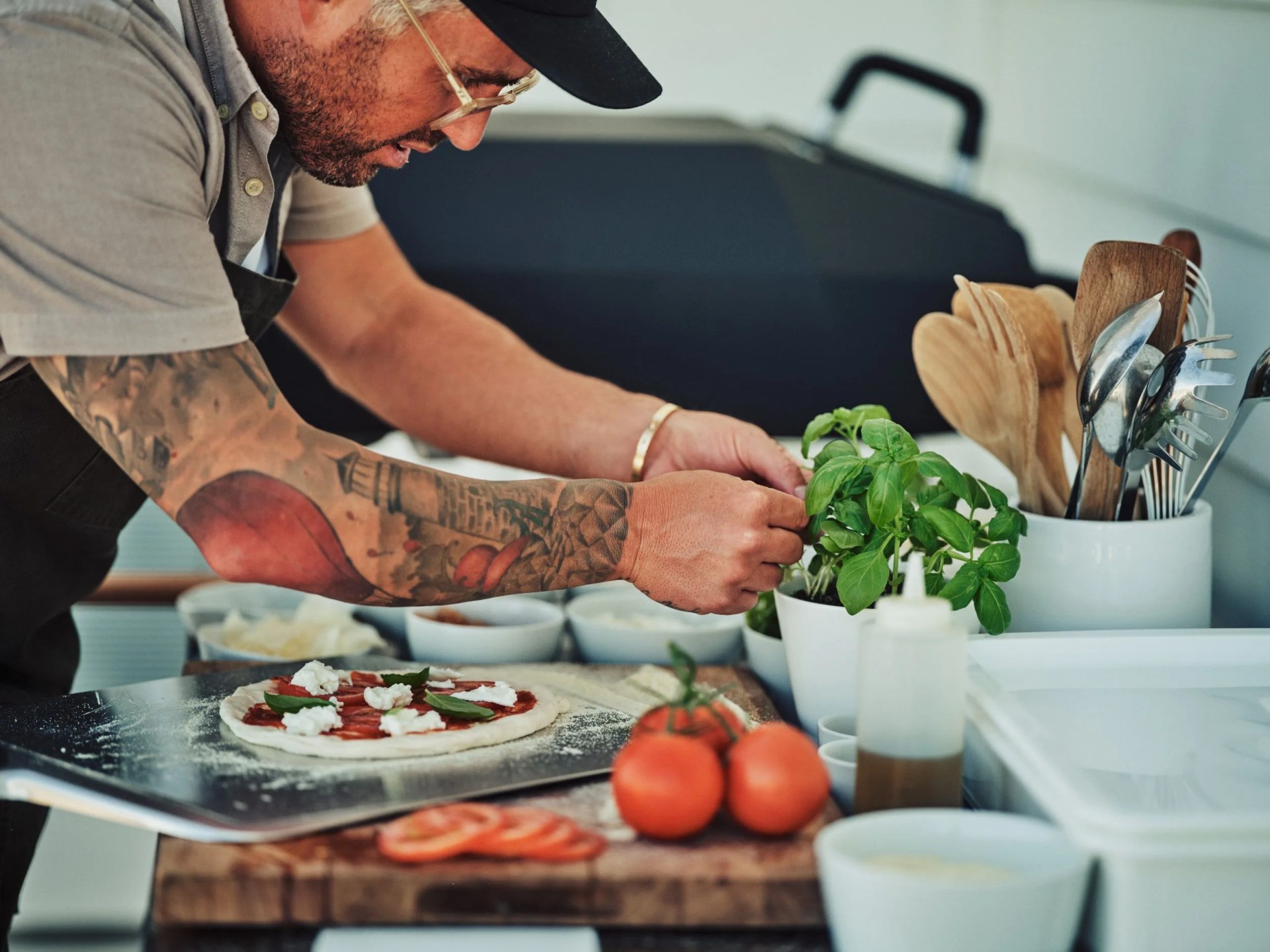 marco niccoli makes dinner for family using ooni karu