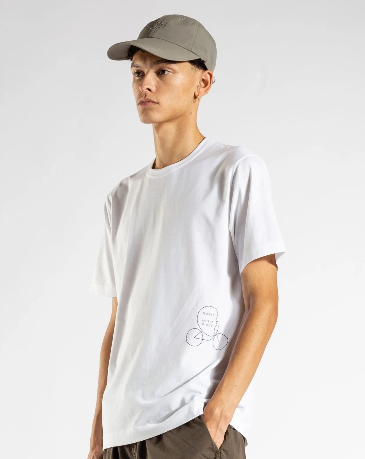 man waering gm x np joakim mctechridge ss shirt