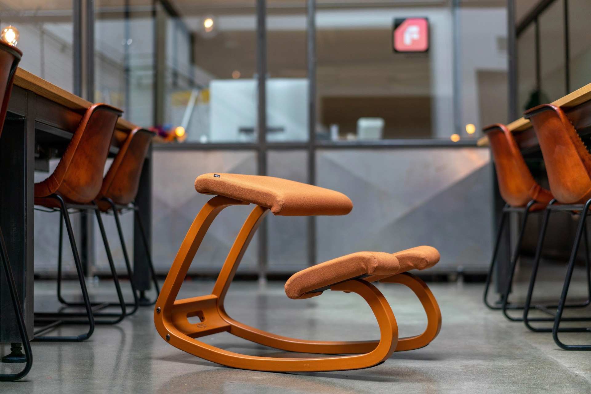 variable balans kneeling chair in an office