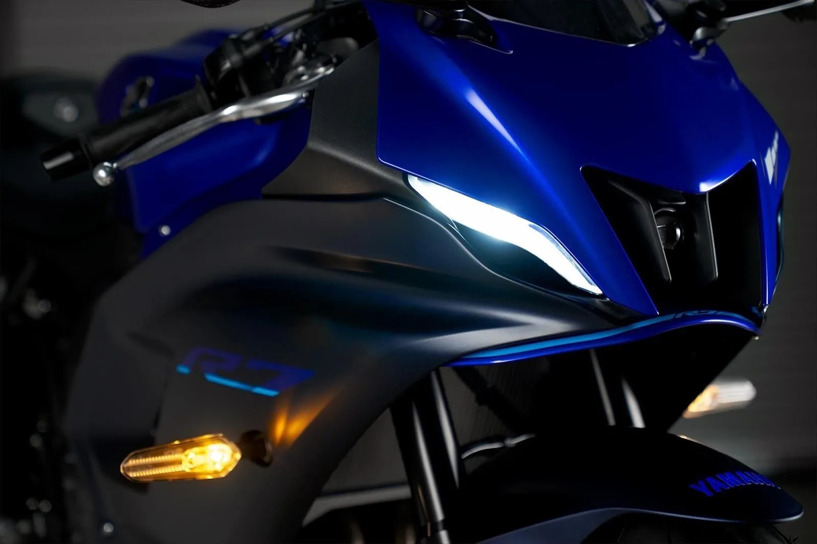 close up of the front of the yzf r7 motorcycle