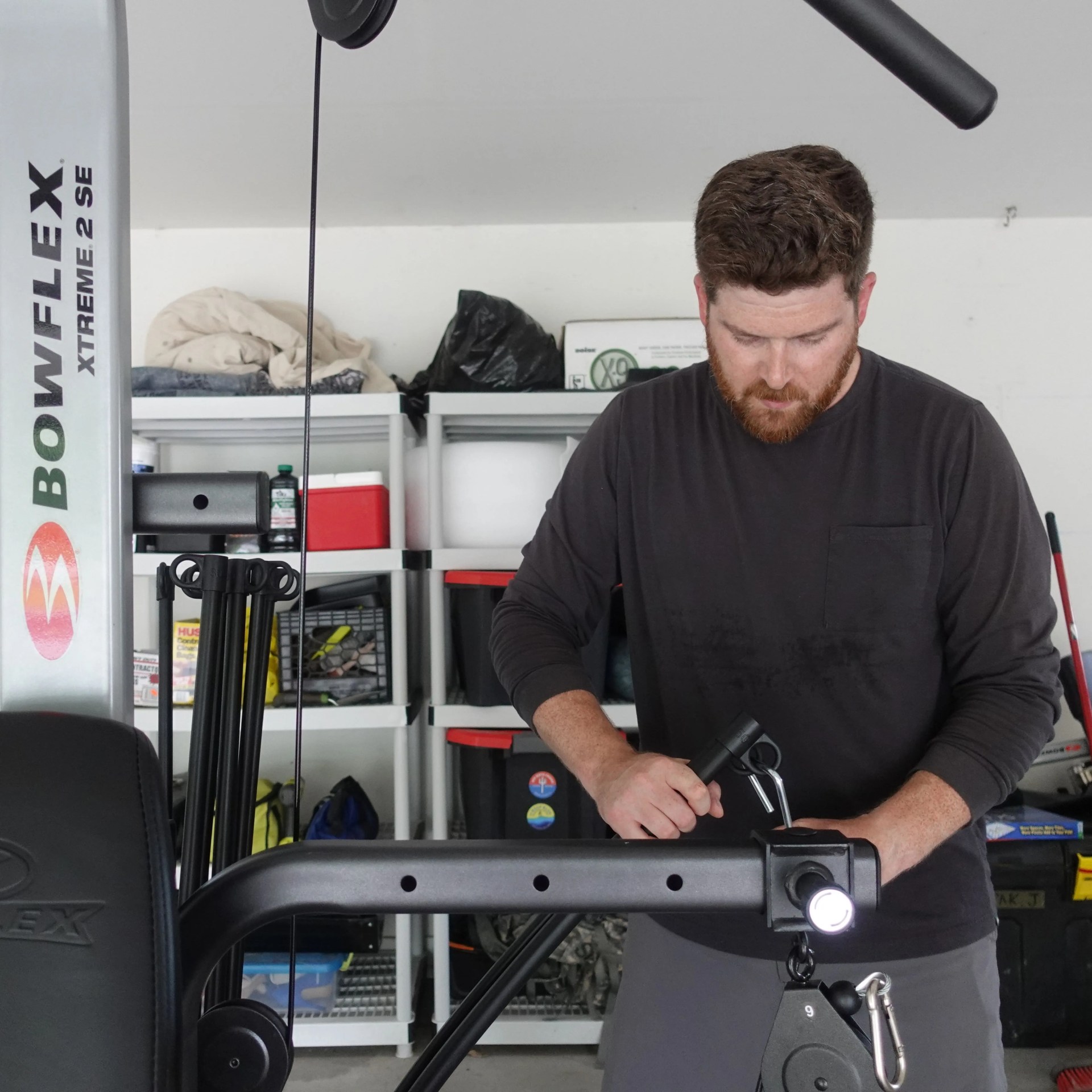 man attaching a rod on the bowflex extreme 2 se machine