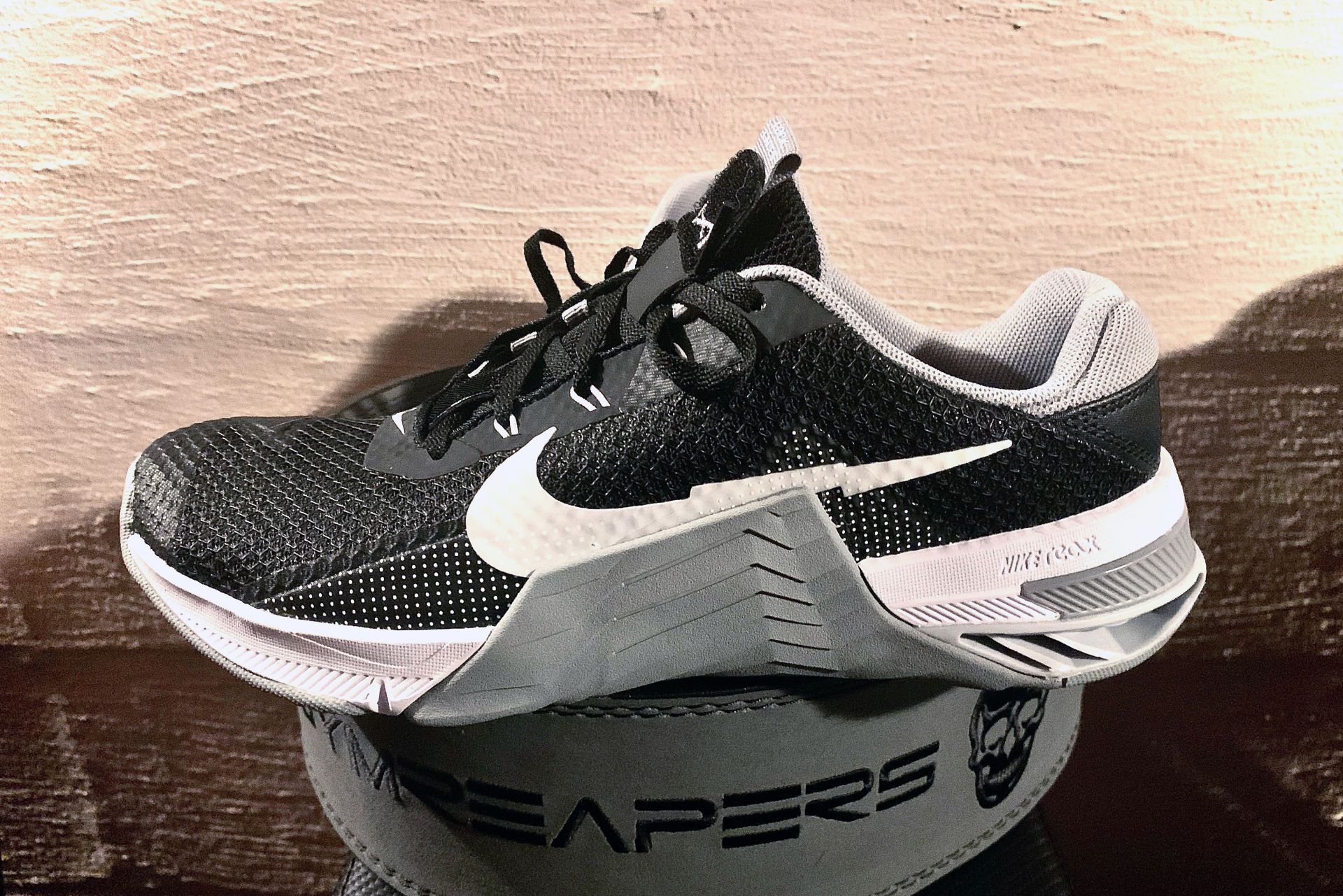black and white nike metcon 7 shoe