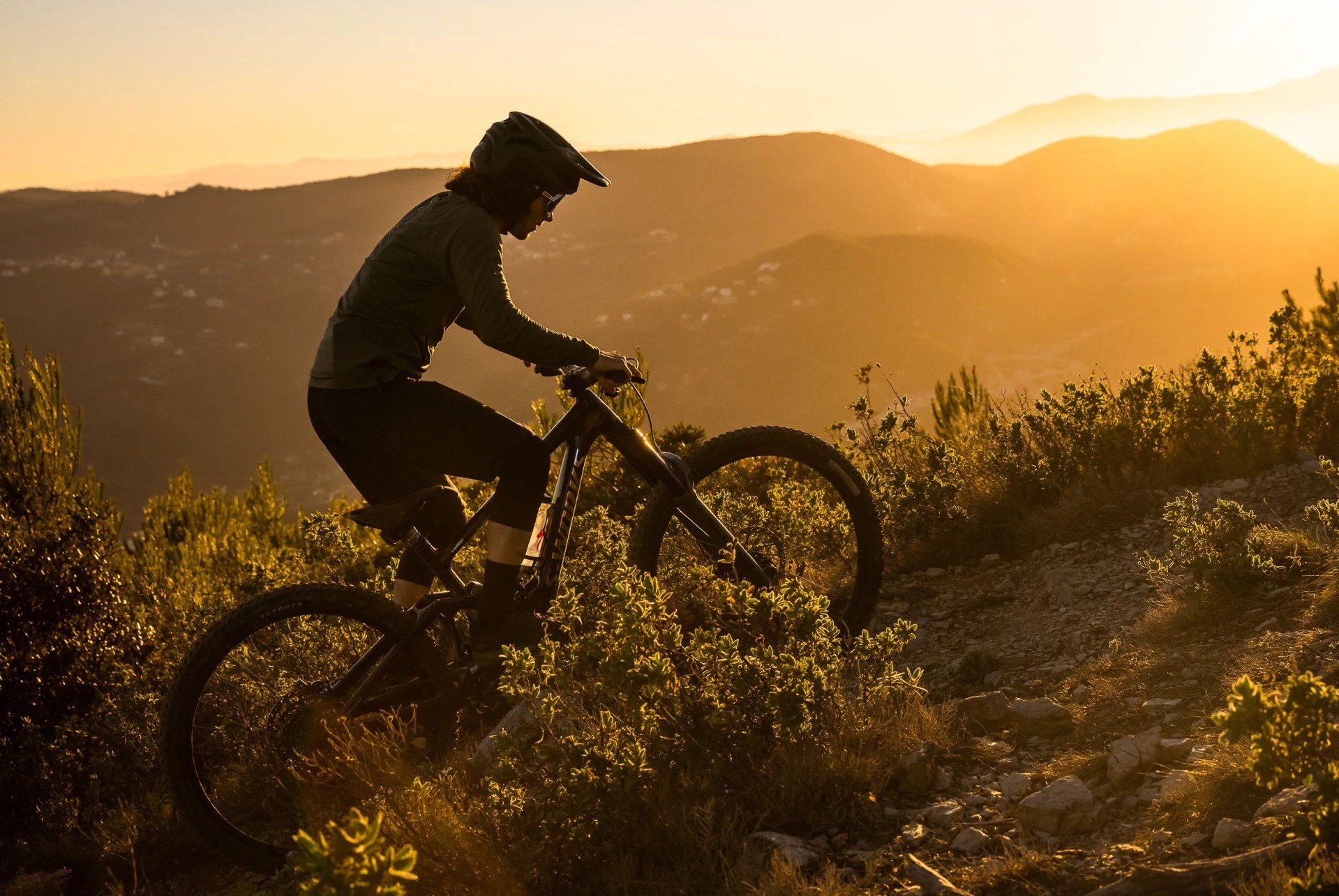 man riding specialized bike with power pro mirror saddle