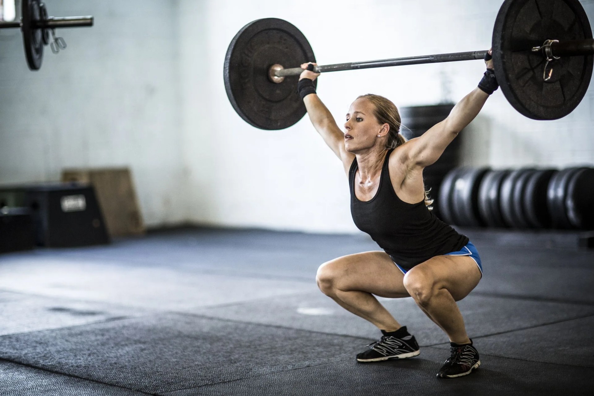woman doing gym snatch