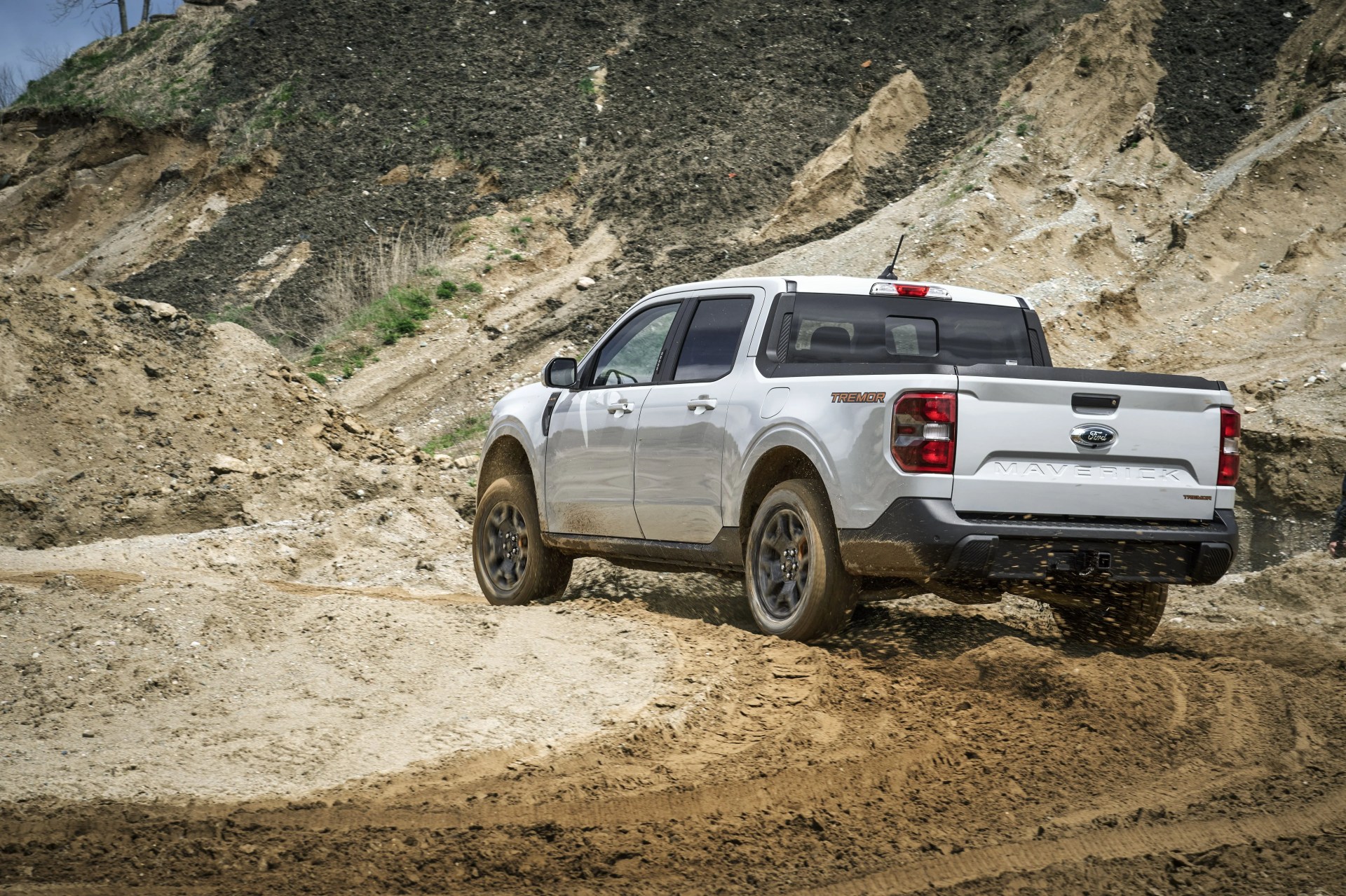 preproduction vehicle shown with optional equipment available to order in september and starts production fall 2022 closed course professional driver always consult the owner’s manual before off road driving, know your terrain and trail difficulty, and use appropriate safety gear
