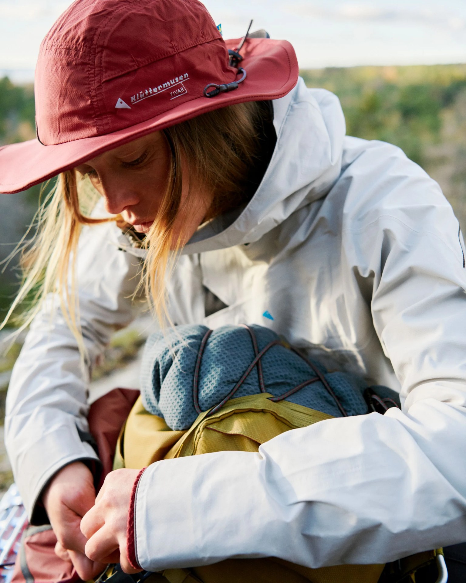 woman wearing klättermusen tivar hat