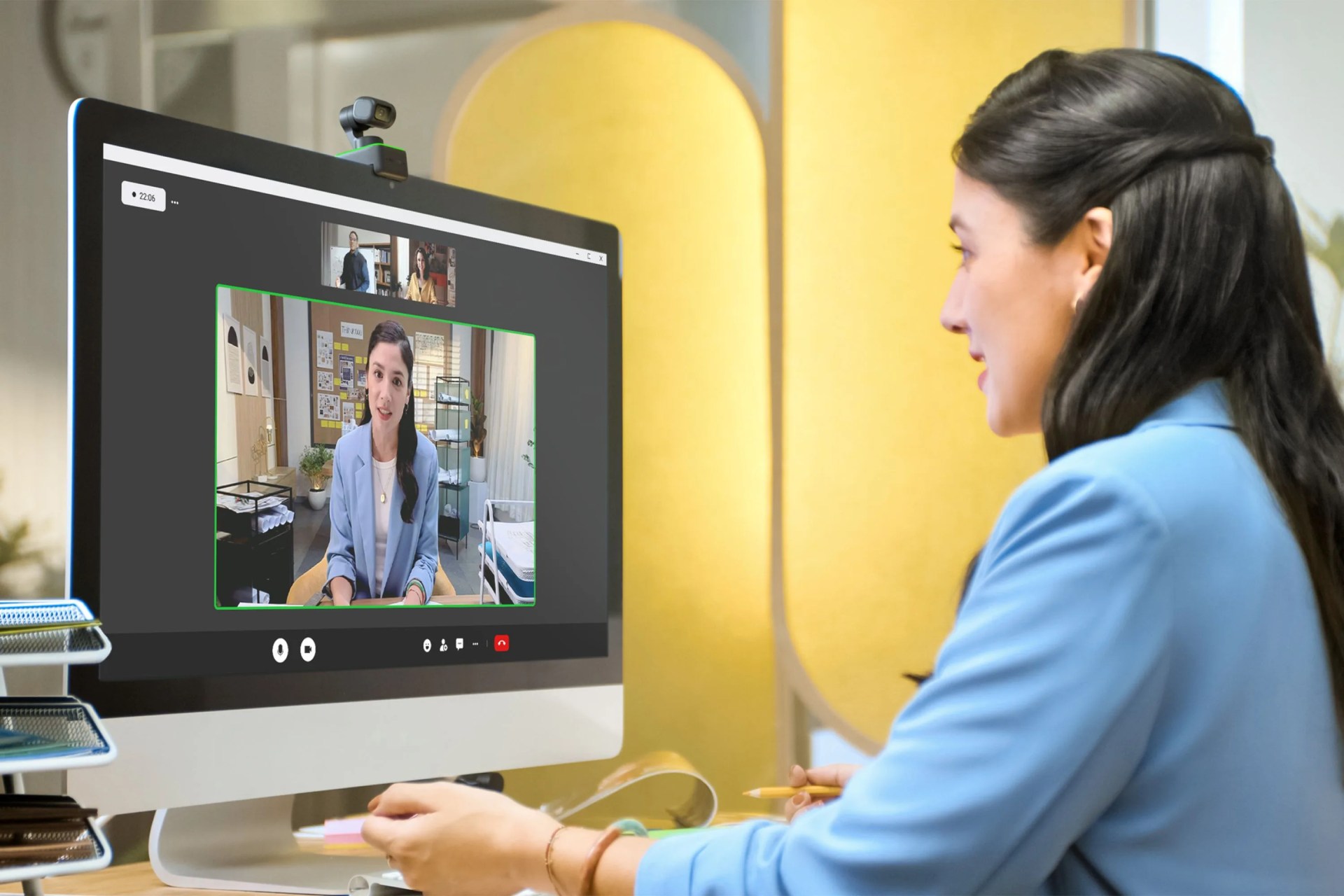 woman using the insta360 link webcam