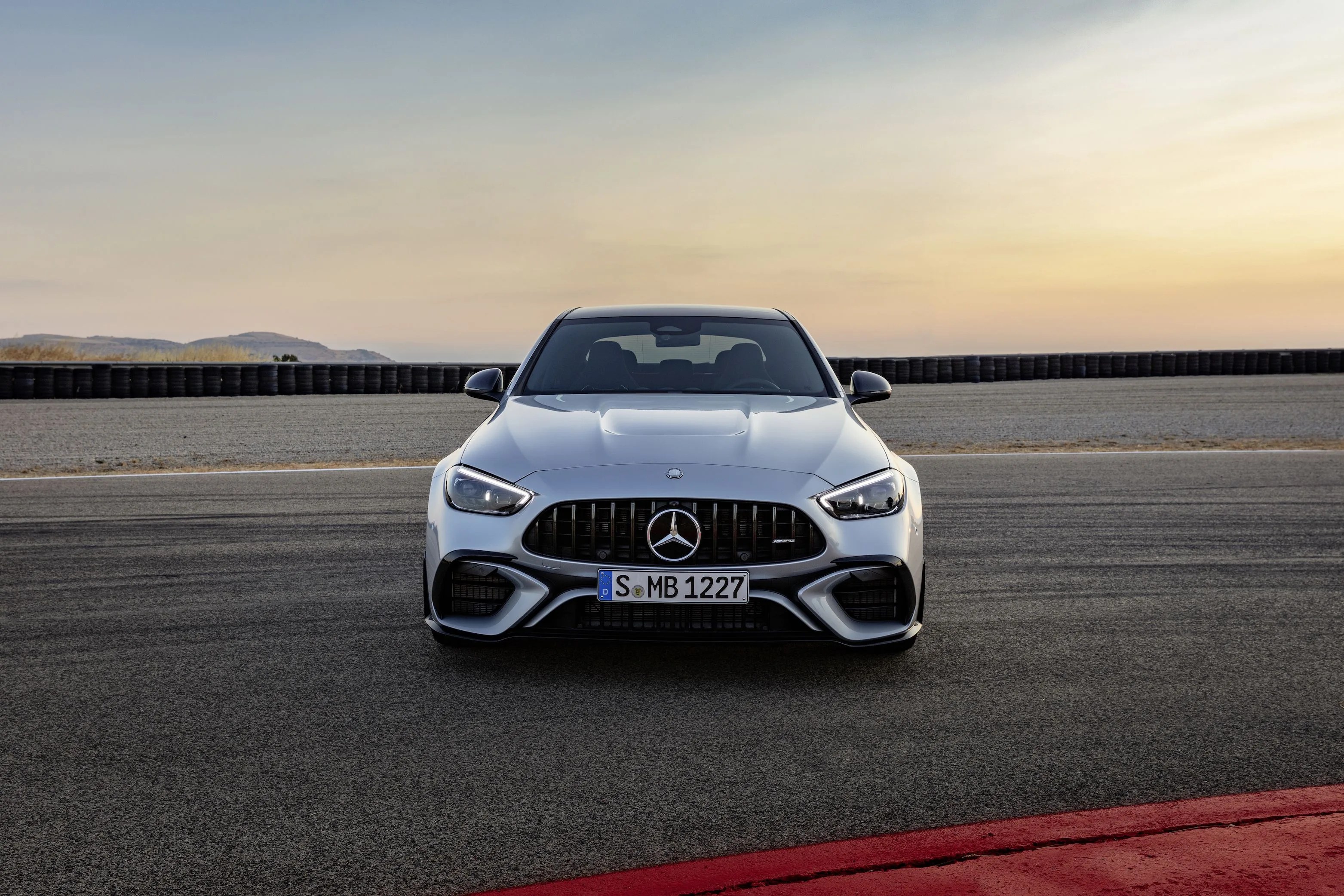 mercedes amg c 63 s e performance limousine und t modell  kraftstoffverbrauch kombiniert 6,9 l100 km  co₂ emissionen kombiniert 156 gkm  stromverbrauch kombiniert 11,7 kw100 km exterieur hightechsilber und graphitgrau magno interieur schwarz mit gelben nähten und titangrau mit roten nähten  mercedes amg c 63 s e performance sedan and estate fuel consumption combined 6,9 l100 km  co₂ emissions combined 156 gkm  electric energy consumption combined 11,7 kw100 km exterior hightech silver and graphitgrey magno interior black with yellow stitching and titanium grey with red stitching