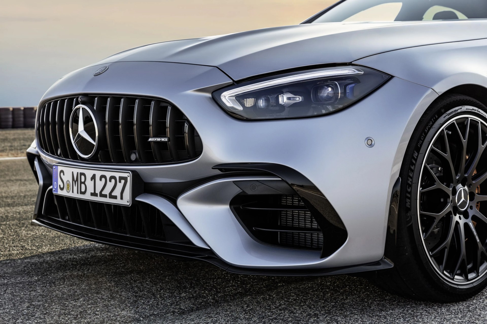 mercedes amg c 63 s e performance limousine und t modell  kraftstoffverbrauch kombiniert 6,9 l100 km  co₂ emissionen kombiniert 156 gkm  stromverbrauch kombiniert 11,7 kw100 km exterieur hightechsilber und graphitgrau magno interieur schwarz mit gelben nähten und titangrau mit roten nähten  mercedes amg c 63 s e performance sedan and estate fuel consumption combined 6,9 l100 km  co₂ emissions combined 156 gkm  electric energy consumption combined 11,7 kw100 km exterior hightech silver and graphitgrey magno interior black with yellow stitching and titanium grey with red stitching