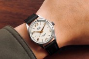 kuoe watch and hand