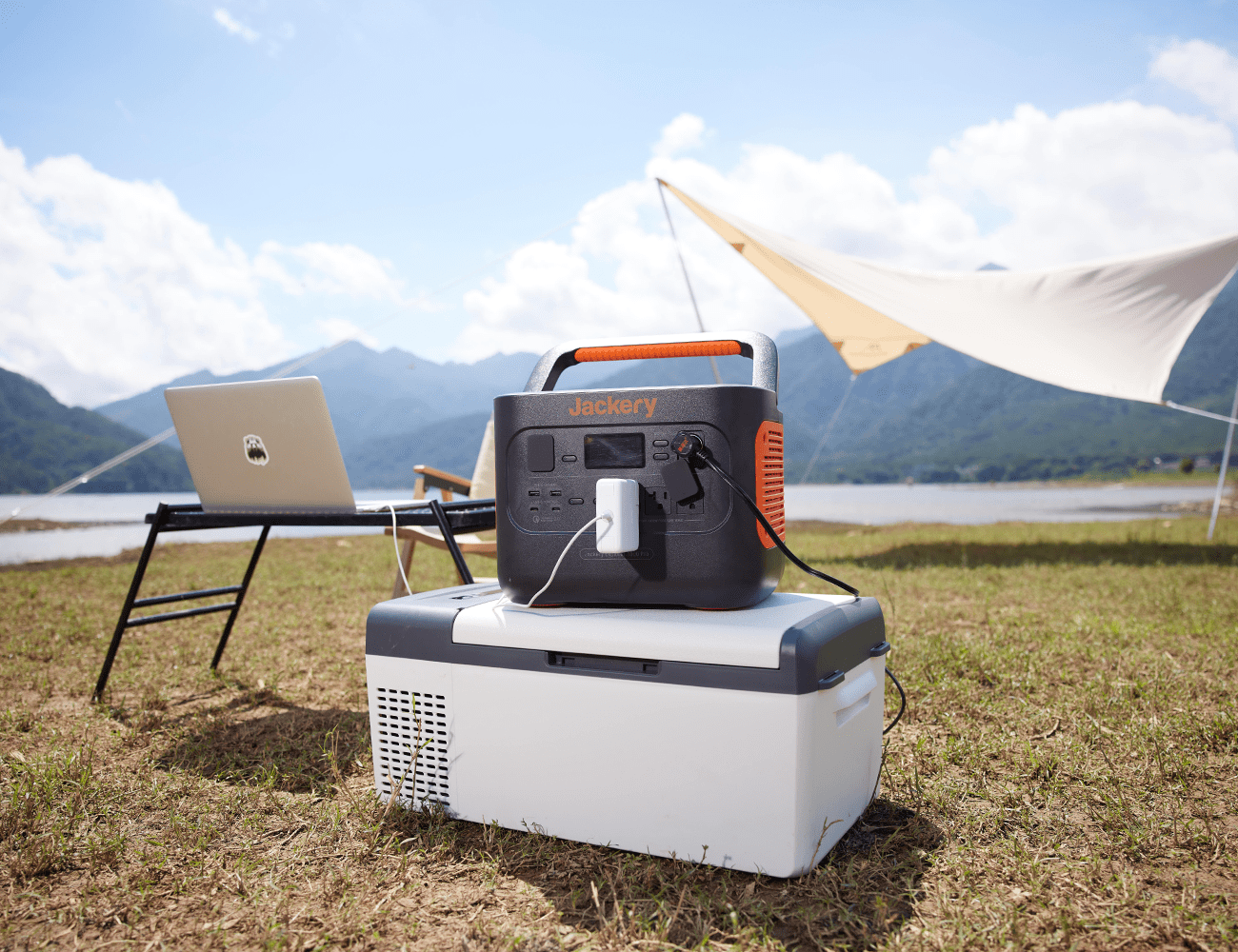 a jackery solar generator 1000 pro sitting in front of a mountain view