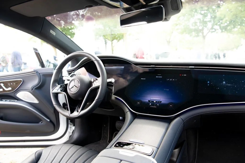 mercedes eqs touchscreen