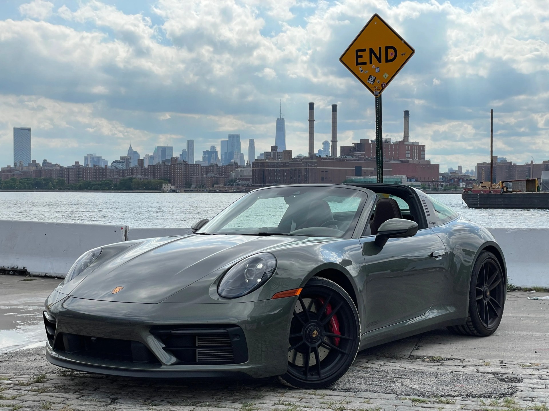 2022 porsche 911 targa 4 gts in green