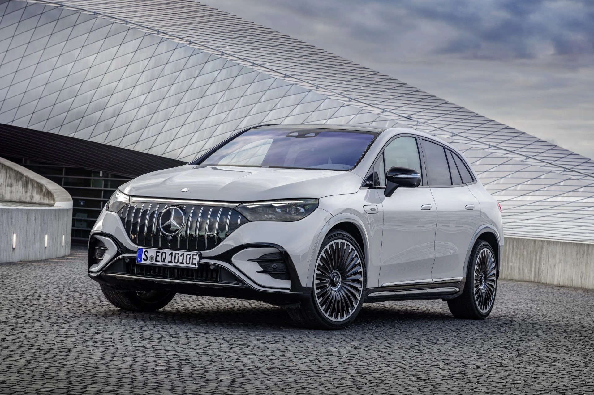 der neue mercedes amg eqe 53 4matic suv vorläufige angaben wltp stromverbrauch kombiniert 27,8–22,6 kwh100 km co2 emissionen kombiniert 0 gkm elektrische reichweite 375–470 km exterieur manufaktur alpingrau uni interieur leder nappa amg schwarz spacegrau the new mercedes amg eqe 53 4matic suv provisional data wltp combined electrical consumption 278–226 kwh100 km combined co2 emissions 0 gkm electrical range 375–470 km exterior manufaktur alpine grey solid interior amg nappa leather black space grey