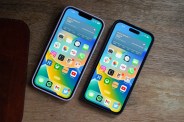 2 iphones on a desk