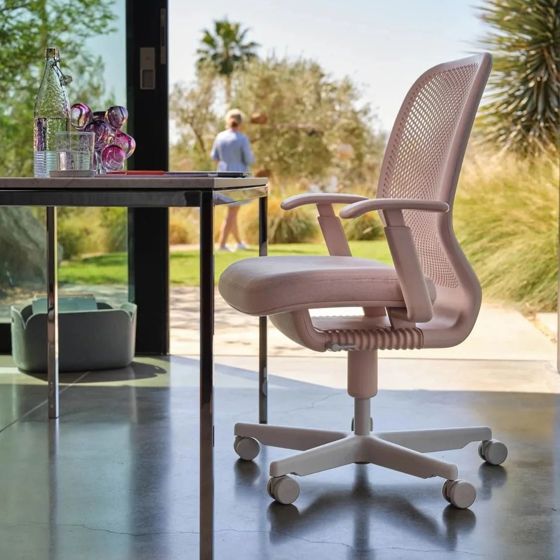 knoll newson task chair at a desk