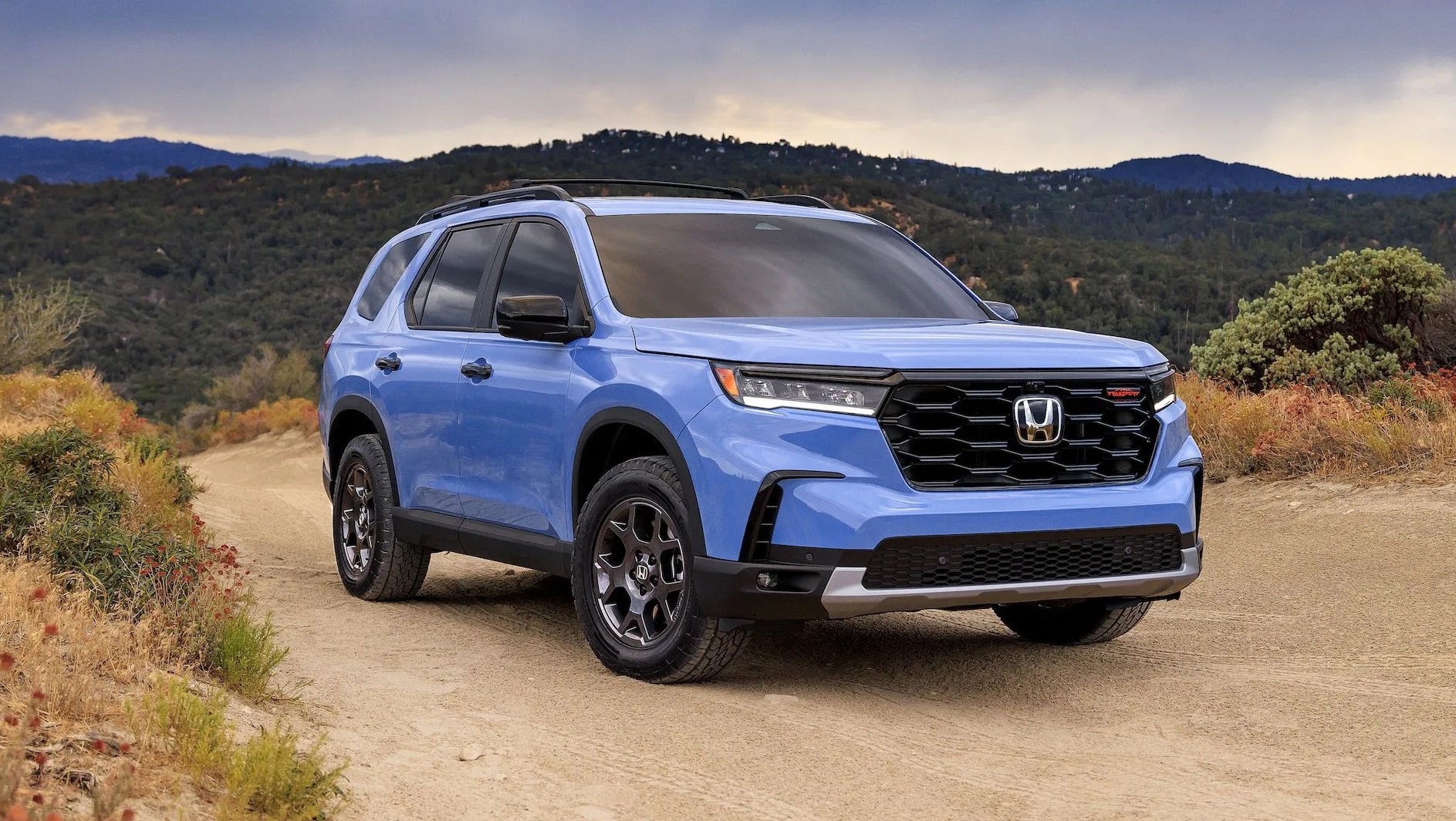 honda pilot trailsport in blue parked on a desert trail