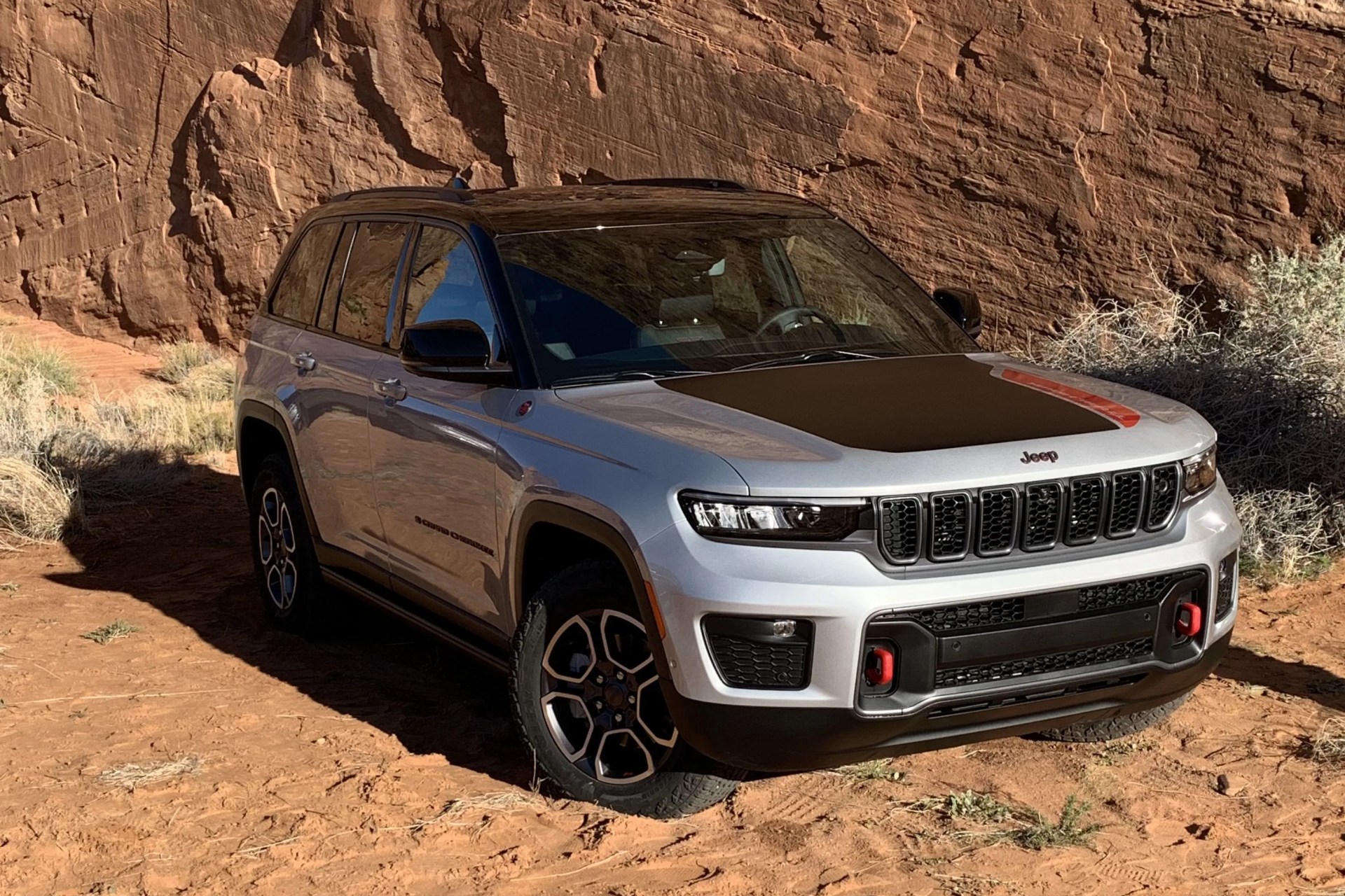 jeep grand cherokee parked in moab desert