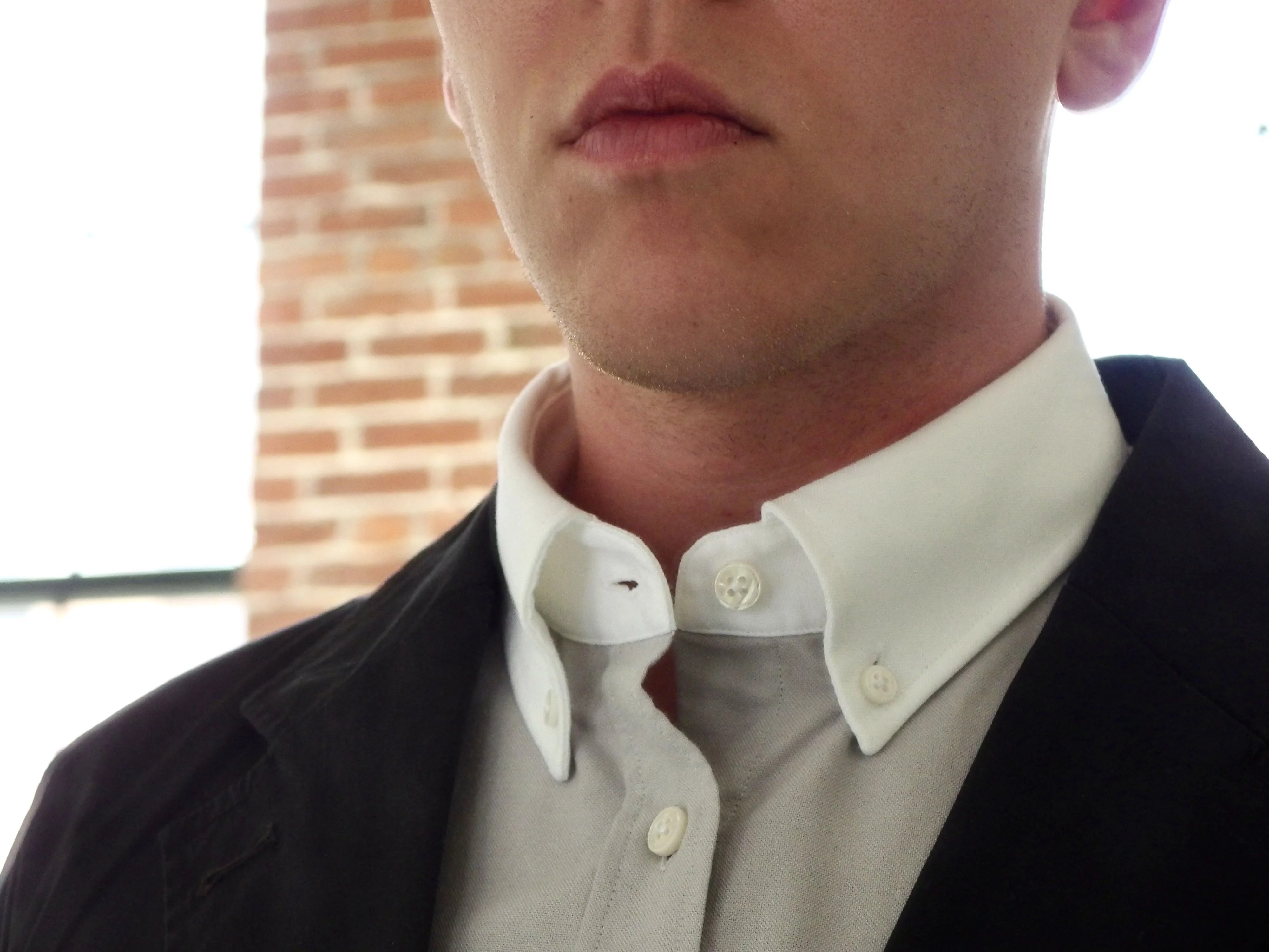 closeup of a man wearing a le alfre oxford shirt