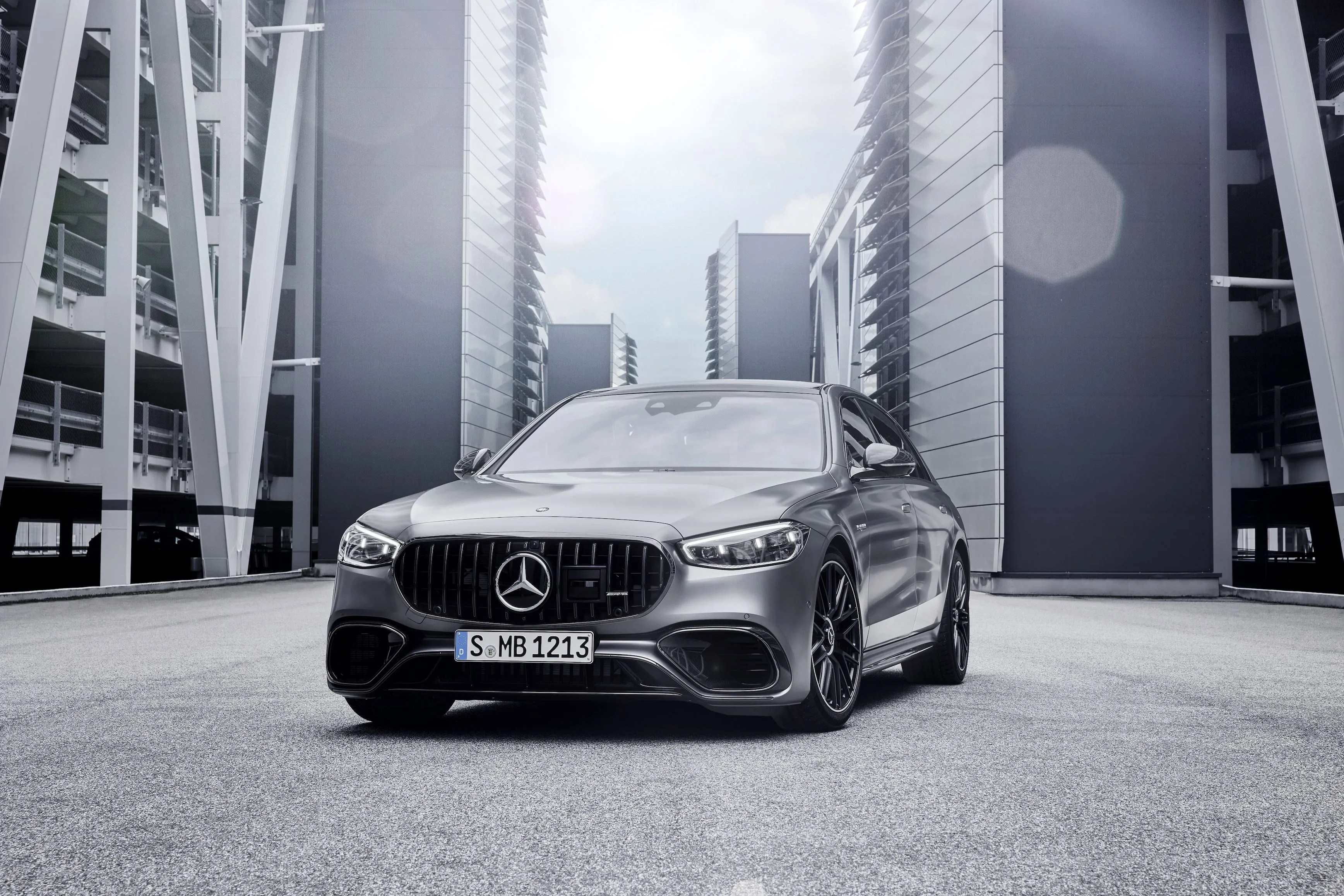 der neue mercedes amg s 63 e performance angaben wltp kraftstoffverbrauch gewichtet, kombiniert 4,4 l100 km, co2 emissionen gewichtet, kombiniert 100 gkm, stromverbrauch gewichtet, kombiniert 21,4 kwh100 km exterieur manufaktur selenitgrau magno interieur leder exklusiv nappa amg schwarz disclaimerdas abgebildete fahrzeug ist möglicherweise teilweise mit sonderausstattungen ausgerüstet welche möglicherweise erst später lieferbar und nur in bestimmten märkten angeboten werden aus den abbildungen können daher keine ansprüche hergeleitet werdenthe new mercedes amg s 63 e performance data wltp weighted, combined fuel consumption 44 l100 km weighted, combined co2 emissions 100 gkm weighted, combined power consumption 214 kwh100 km exterior manufaktur selenite grey magno interior amg exclusive nappa leather black disclaimerthe vehicle shown may be partially equipped with special equipment which may not be available until later and only offered in certain marketsno claims can therefore be derived from the illustrations