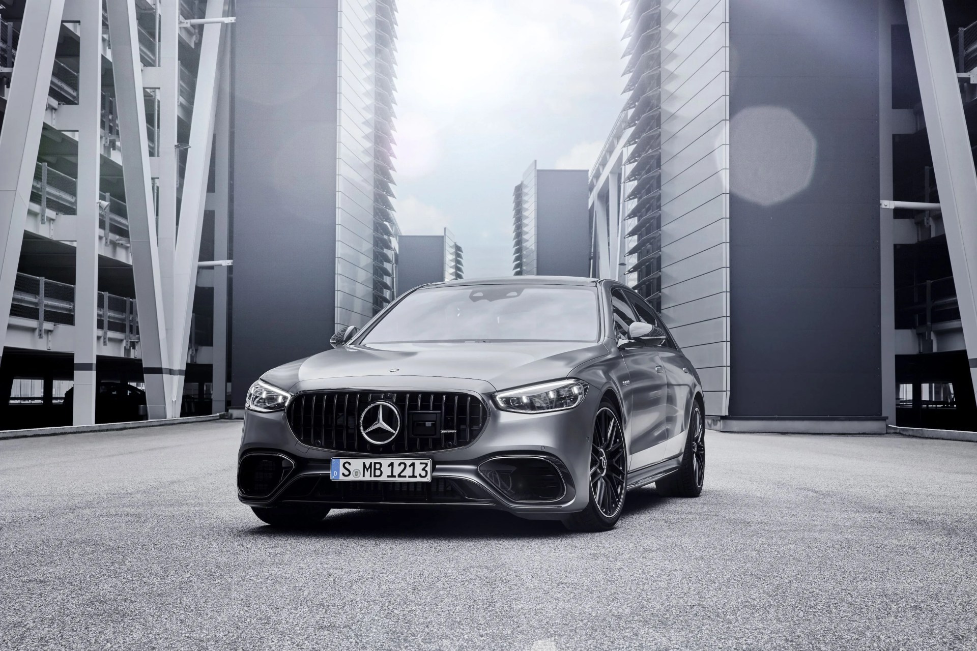 der neue mercedes amg s 63 e performance angaben wltp kraftstoffverbrauch gewichtet, kombiniert 4,4 l100 km, co2 emissionen gewichtet, kombiniert 100 gkm, stromverbrauch gewichtet, kombiniert 21,4 kwh100 km exterieur manufaktur selenitgrau magno interieur leder exklusiv nappa amg schwarz disclaimerdas abgebildete fahrzeug ist möglicherweise teilweise mit sonderausstattungen ausgerüstet welche möglicherweise erst später lieferbar und nur in bestimmten märkten angeboten werden aus den abbildungen können daher keine ansprüche hergeleitet werdenthe new mercedes amg s 63 e performance data wltp weighted, combined fuel consumption 44 l100 km weighted, combined co2 emissions 100 gkm weighted, combined power consumption 214 kwh100 km exterior manufaktur selenite grey magno interior amg exclusive nappa leather black disclaimerthe vehicle shown may be partially equipped with special equipment which may not be available until later and only offered in certain marketsno claims can therefore be derived from the illustrations