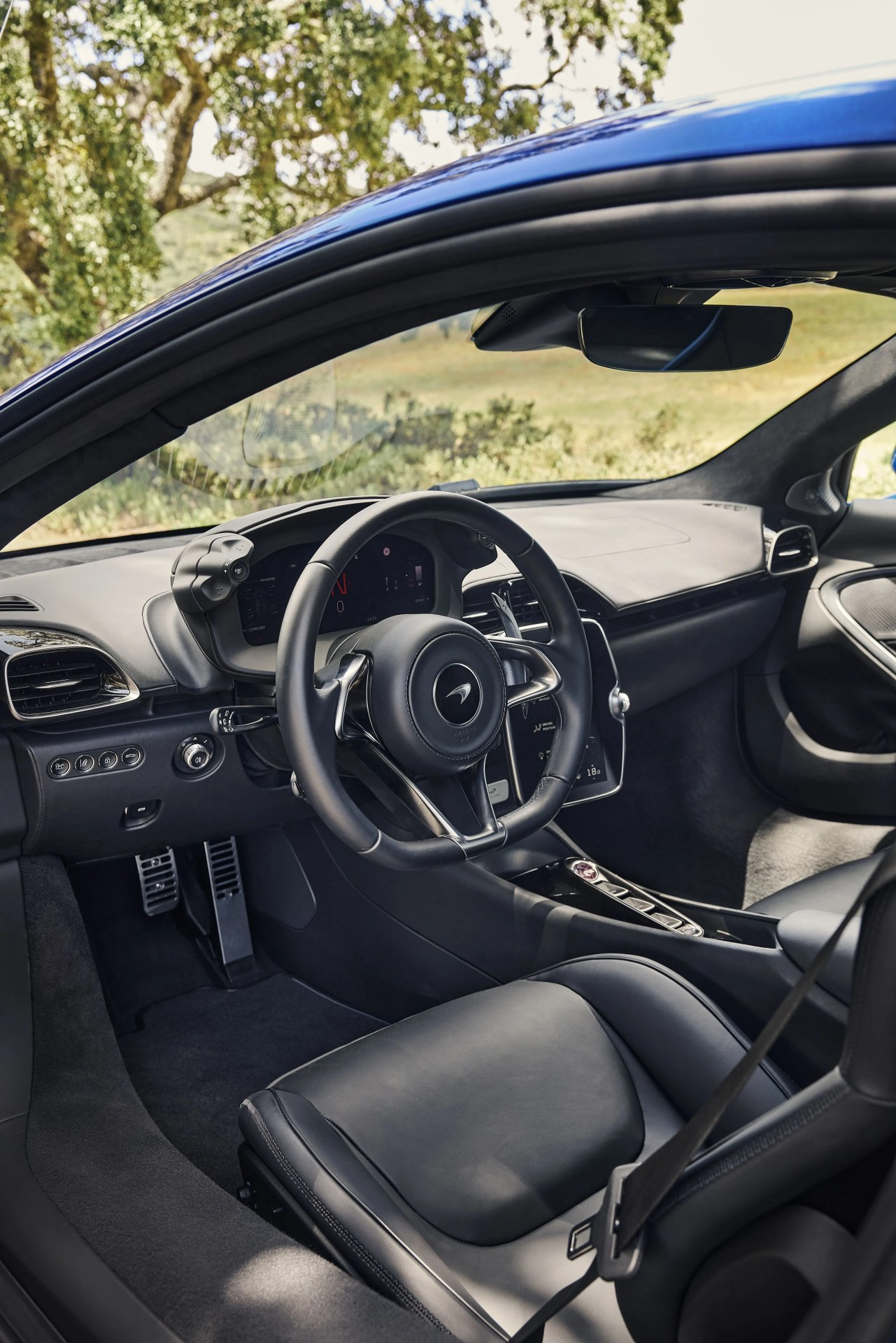 mclaren artura interior