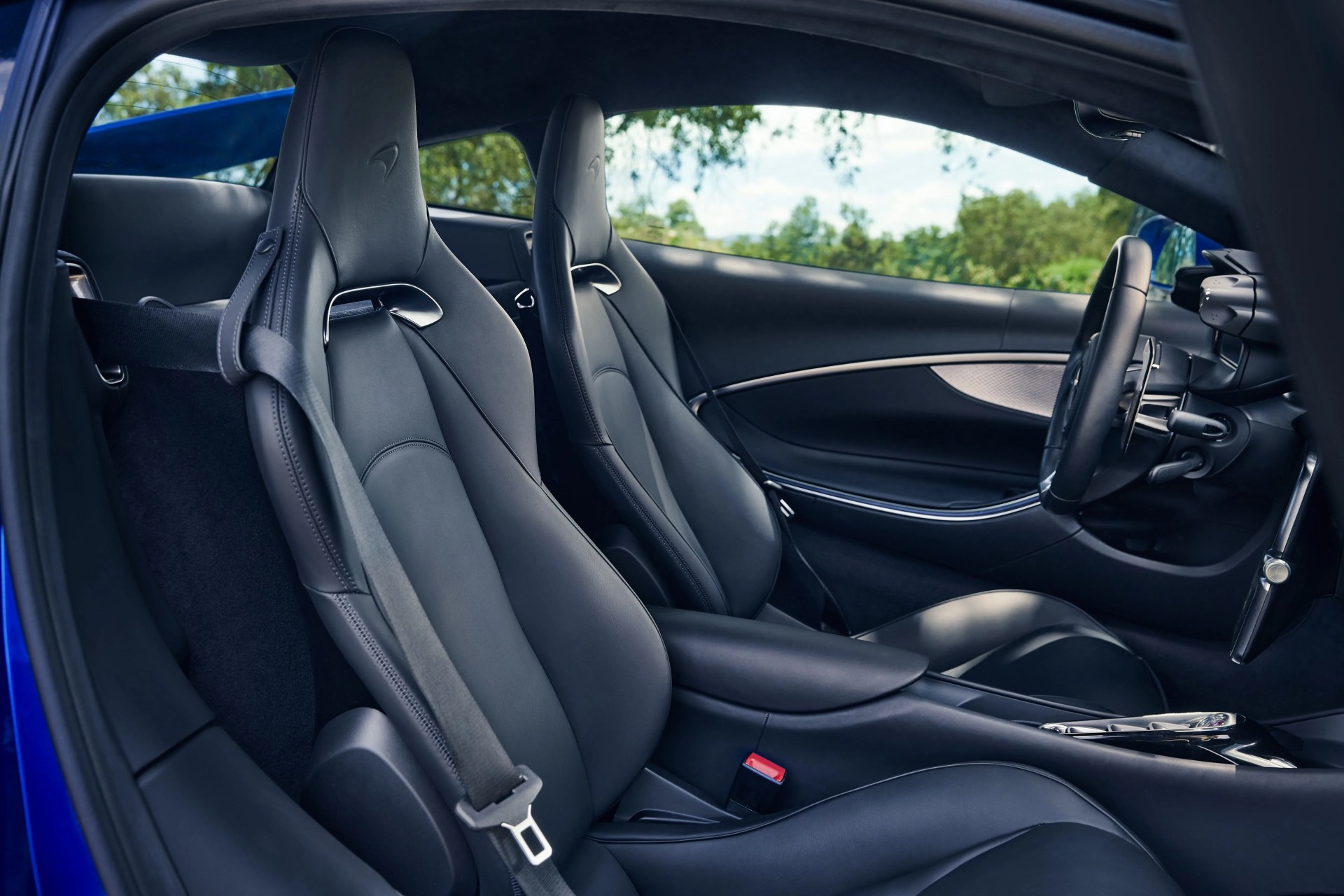 mclaren artura interior
