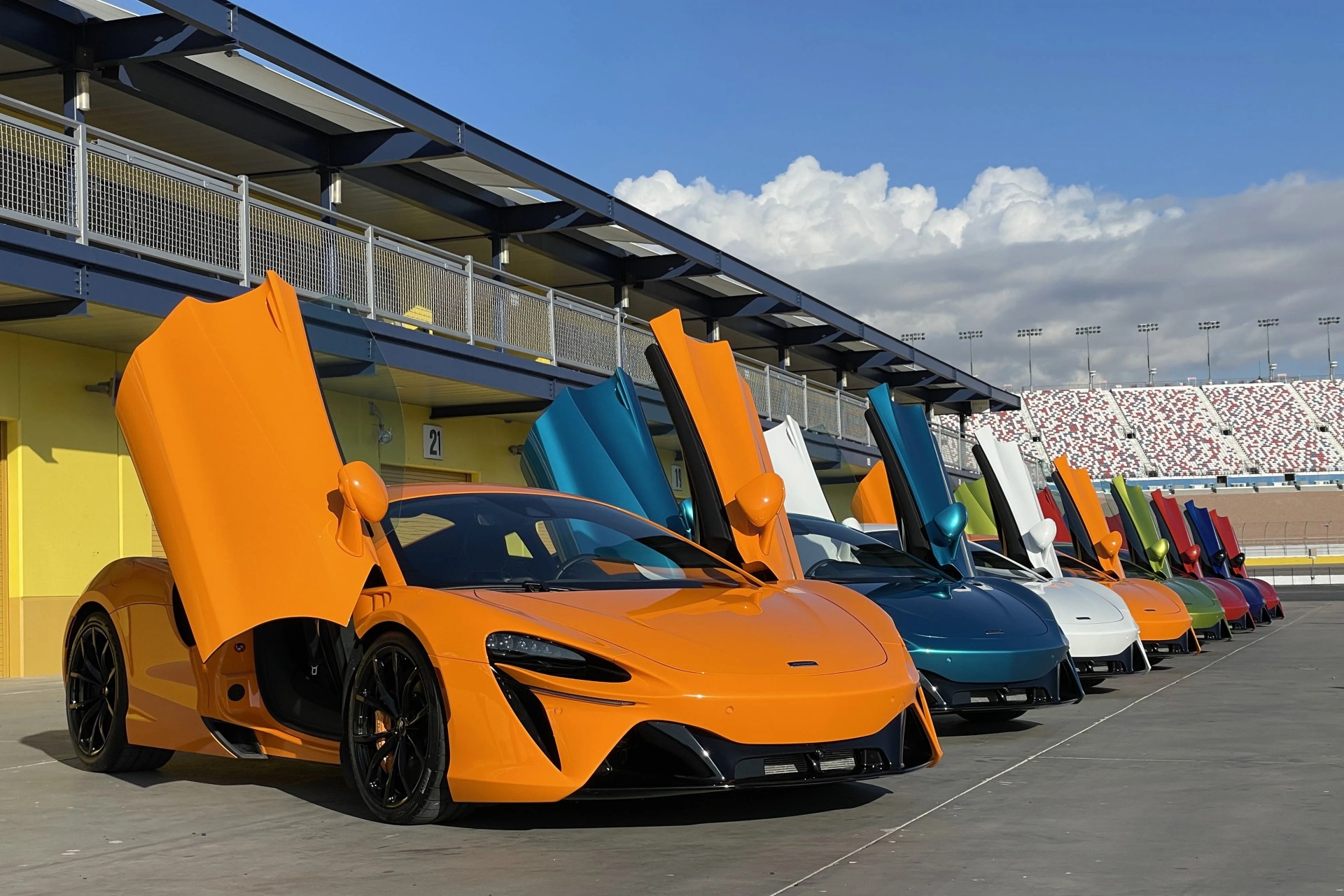 mclaren artura 2023