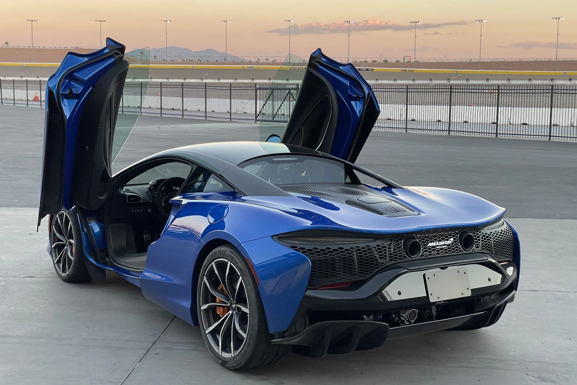 mclaren artura 2023