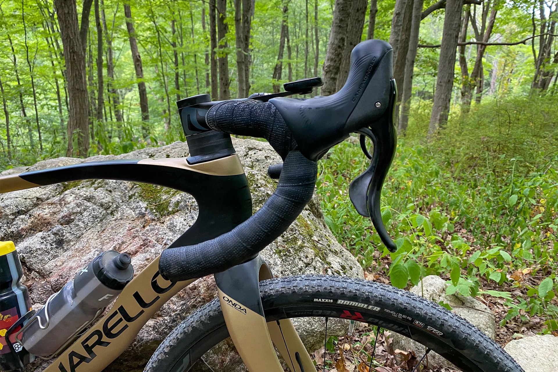 close up of the right handle bar on a pinarello grevil f ekar gravel bike
