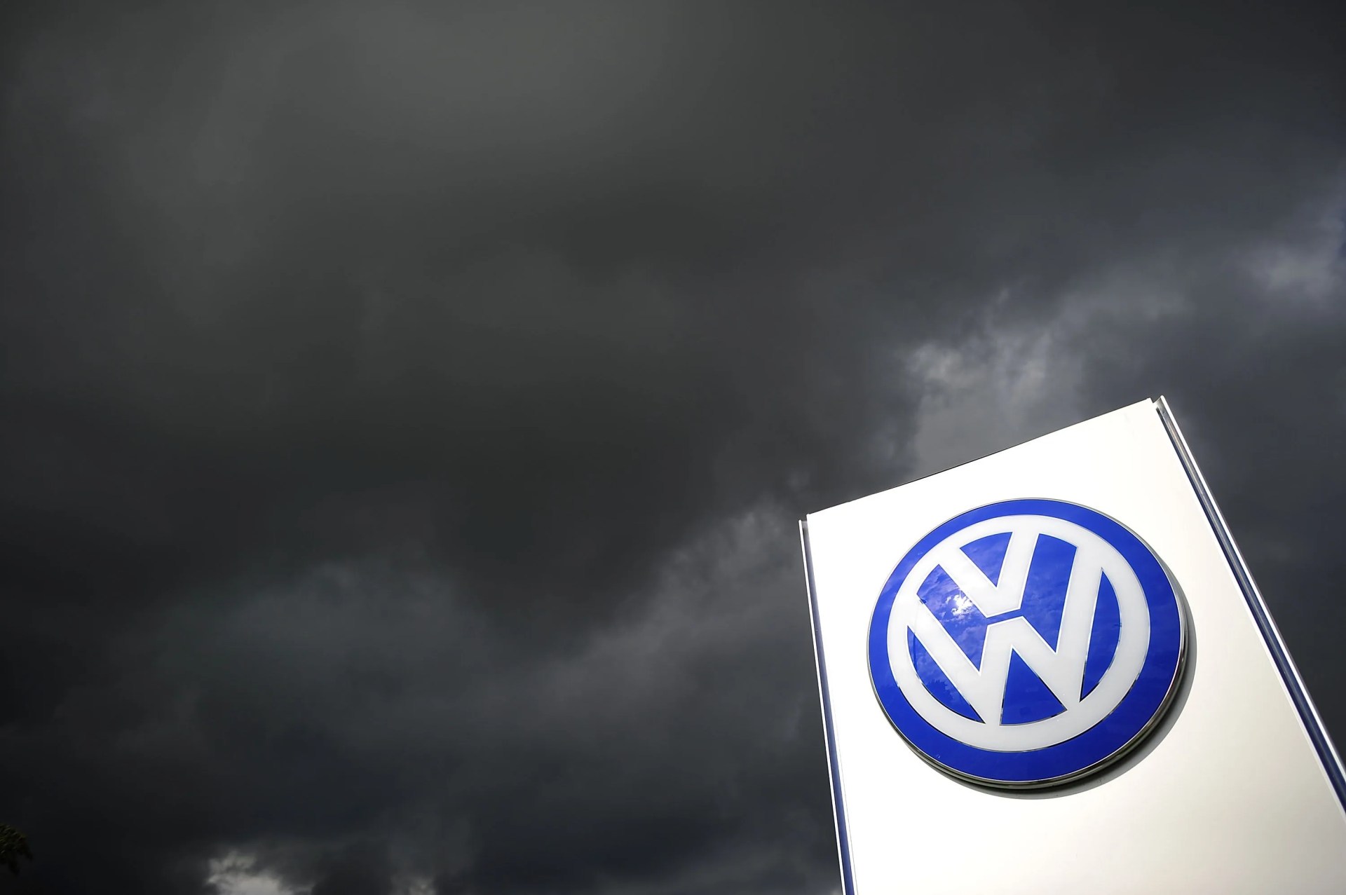 volkswagen senior directors meet for crisis talks as emissions scandal widens