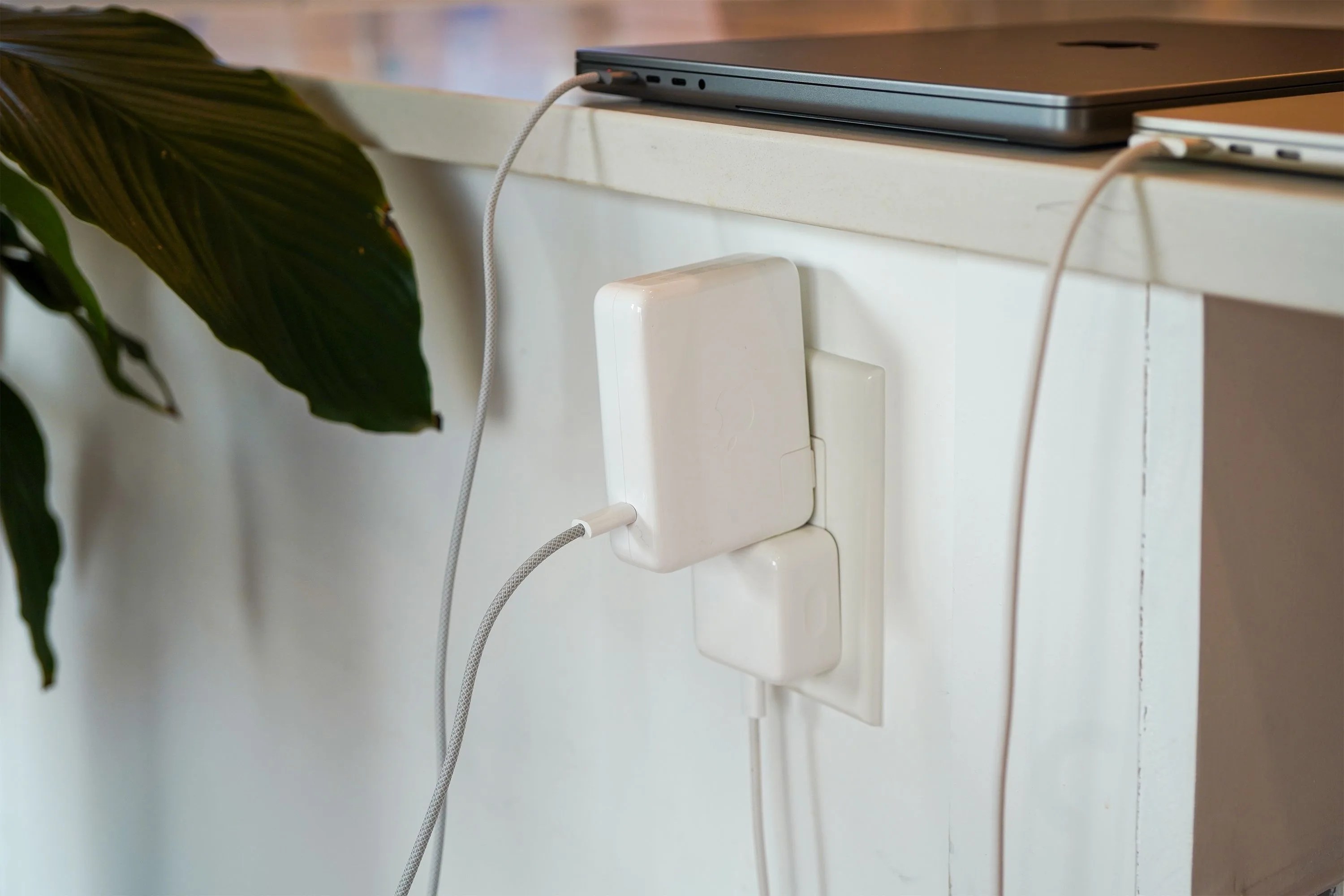 2 macbooks charging