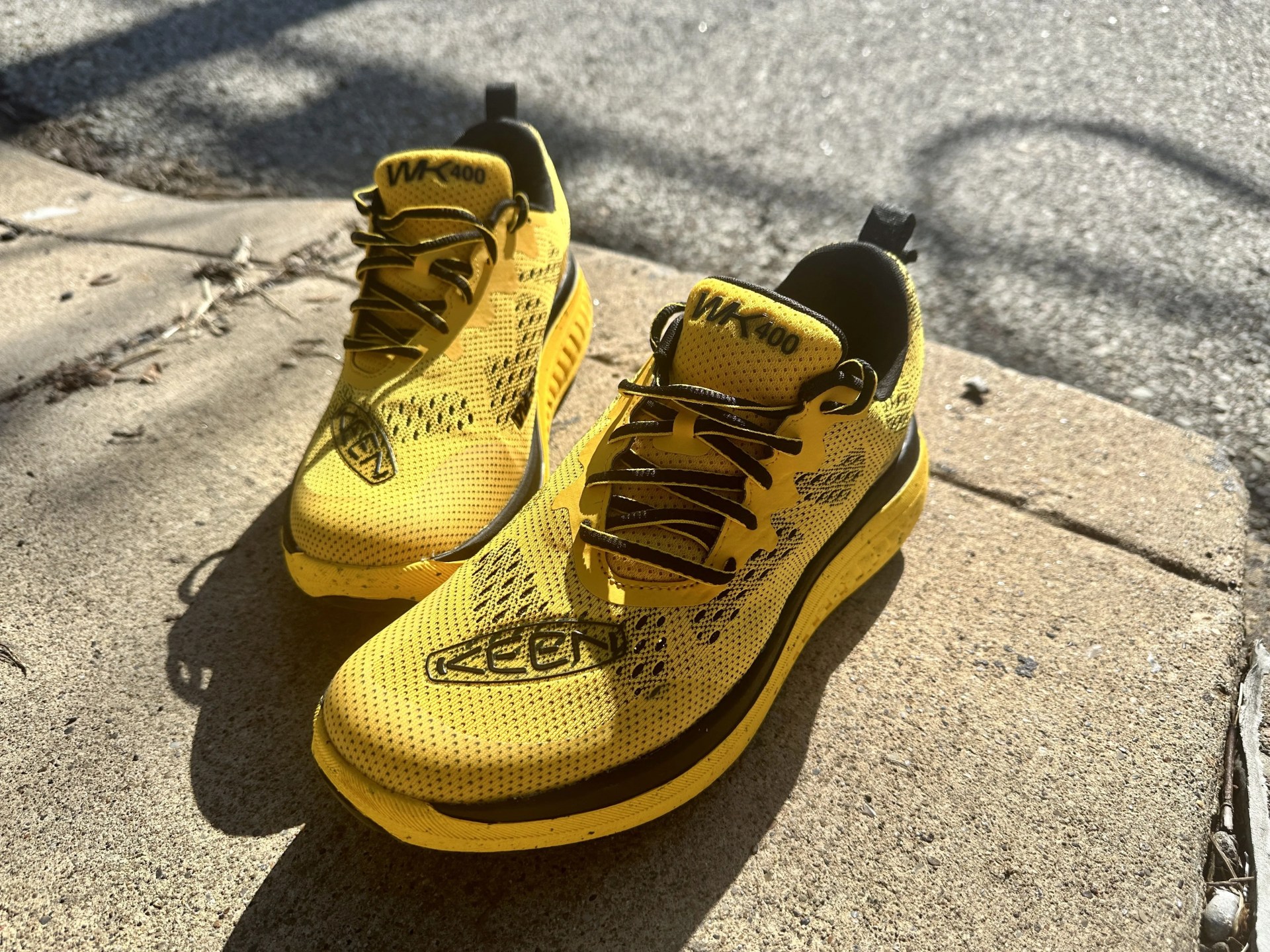 keen wk400 shoes on a sidewalk