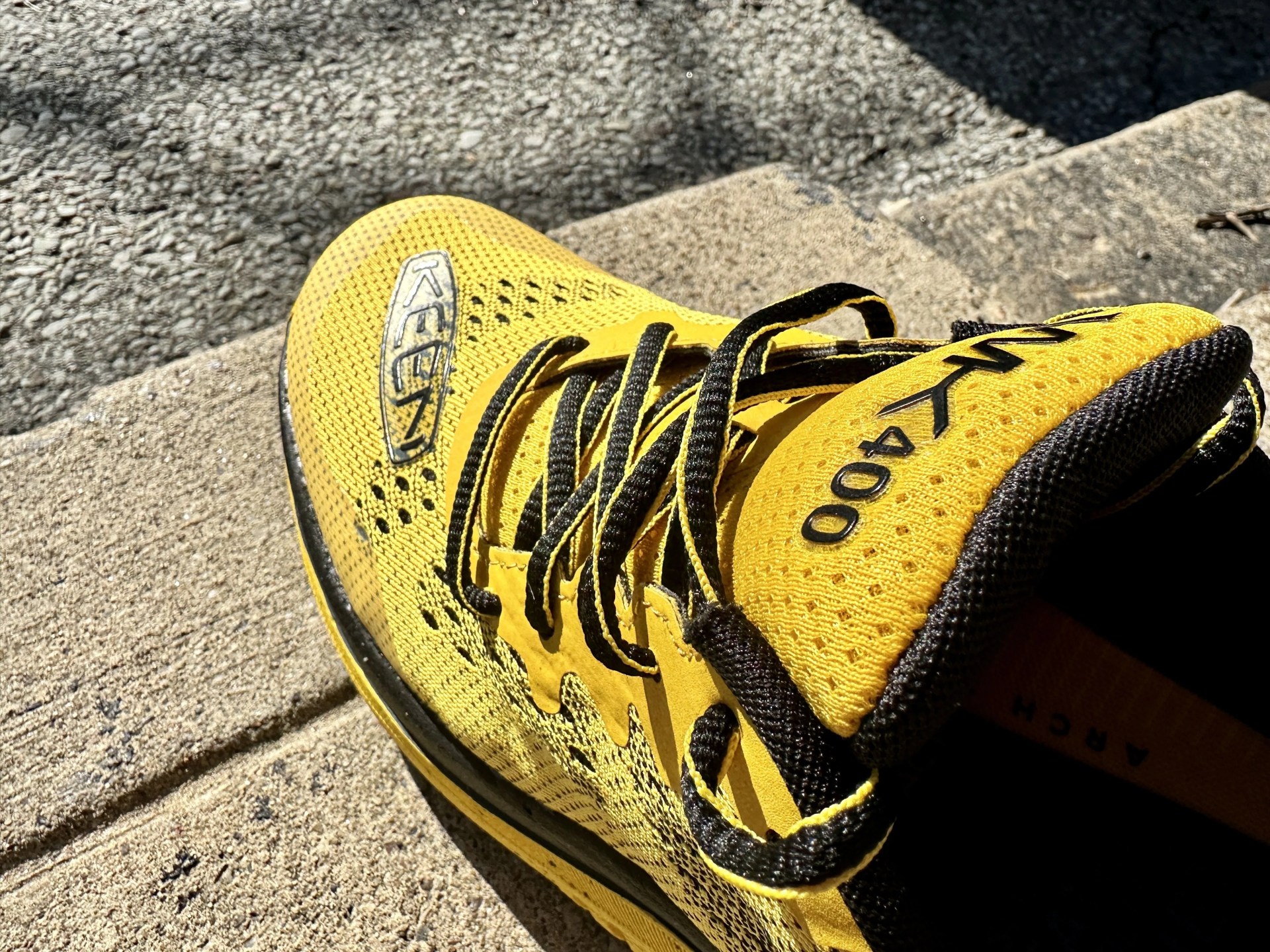 keen wk400 shoes on a sidewalk