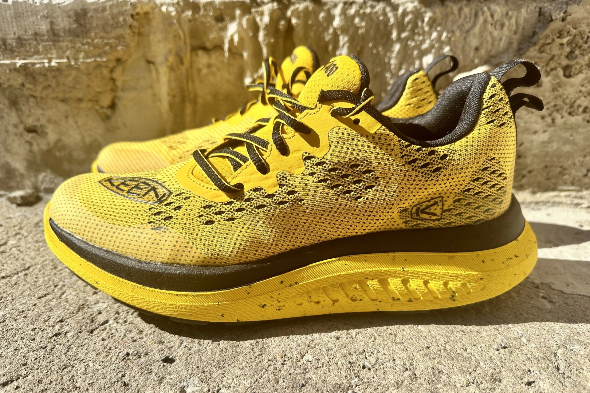 keen wk400 shoes on a sidewalk