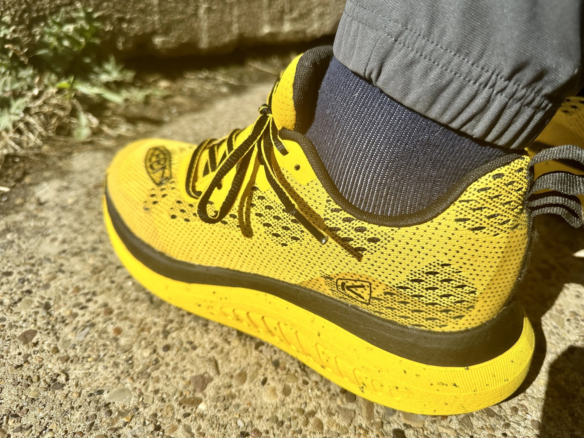 keen wk400 shoes on a sidewalk