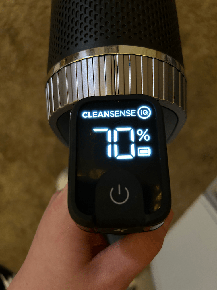 led screen on vacuum showing 70 percent battery