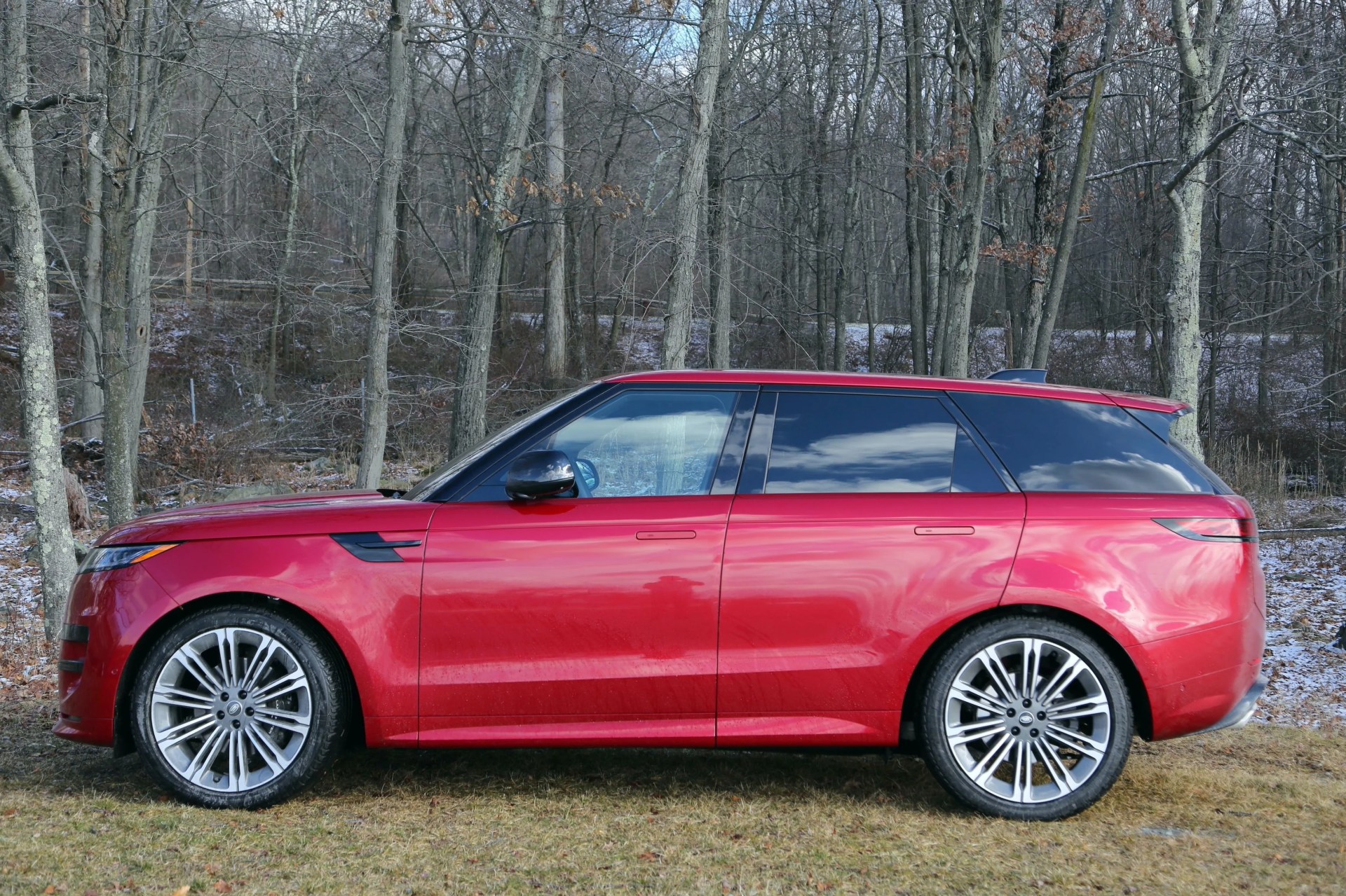 2023 land rover range rover sport in red