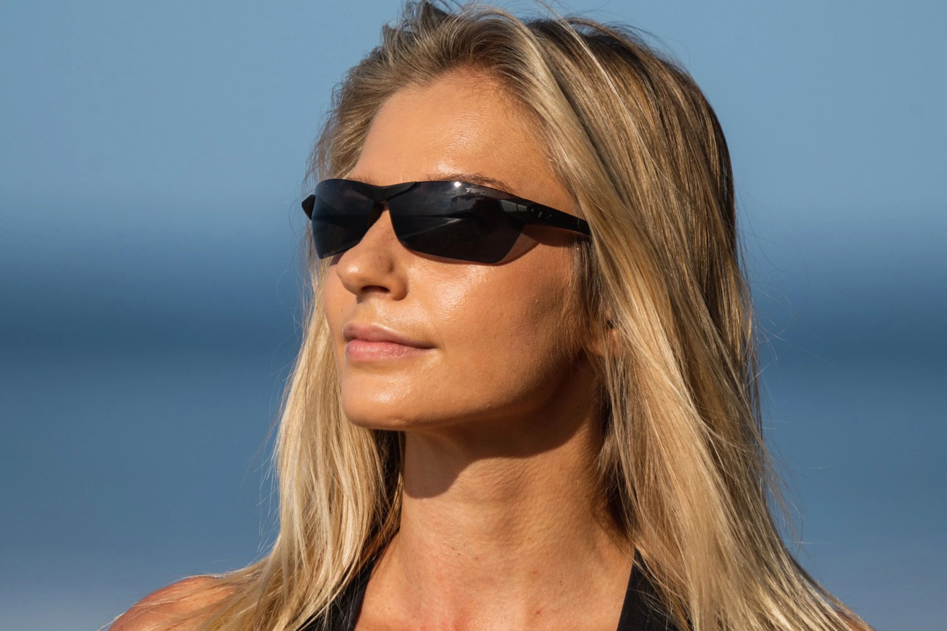 woman wearing tifosi seek 2 sunglasses