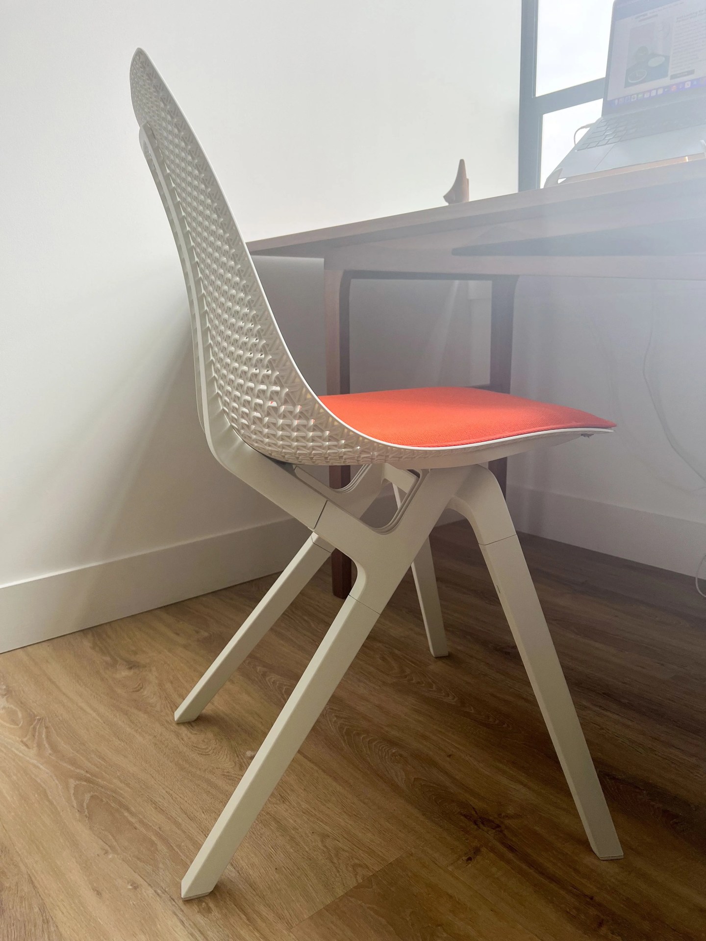 noho move chair at a desk