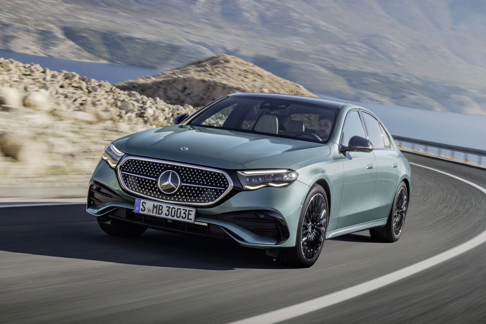 mercedes benz e klasse, amg line exterieur verdesilber interieur nappaleder nevagrauschwarz, mittelkonsole in metall mischgewebe silber hell mercedes benz e class amg line exterior verde silver interior nappa leather neva greyblack, light silver metallic mixed fabric centre console
