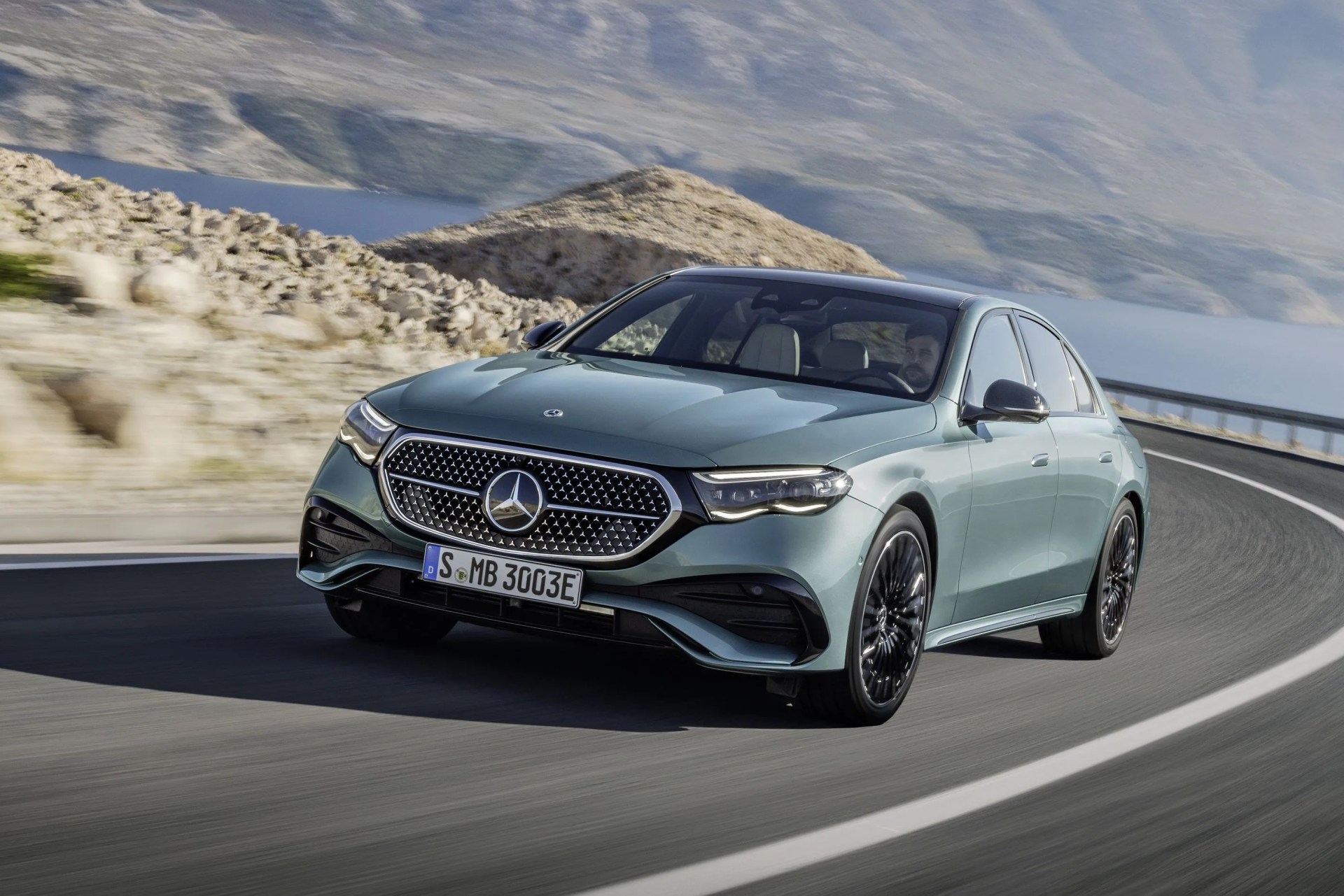 mercedes benz e klasse, amg line exterieur verdesilber interieur nappaleder nevagrauschwarz, mittelkonsole in metall mischgewebe silber hell mercedes benz e class amg line exterior verde silver interior nappa leather neva greyblack, light silver metallic mixed fabric centre console