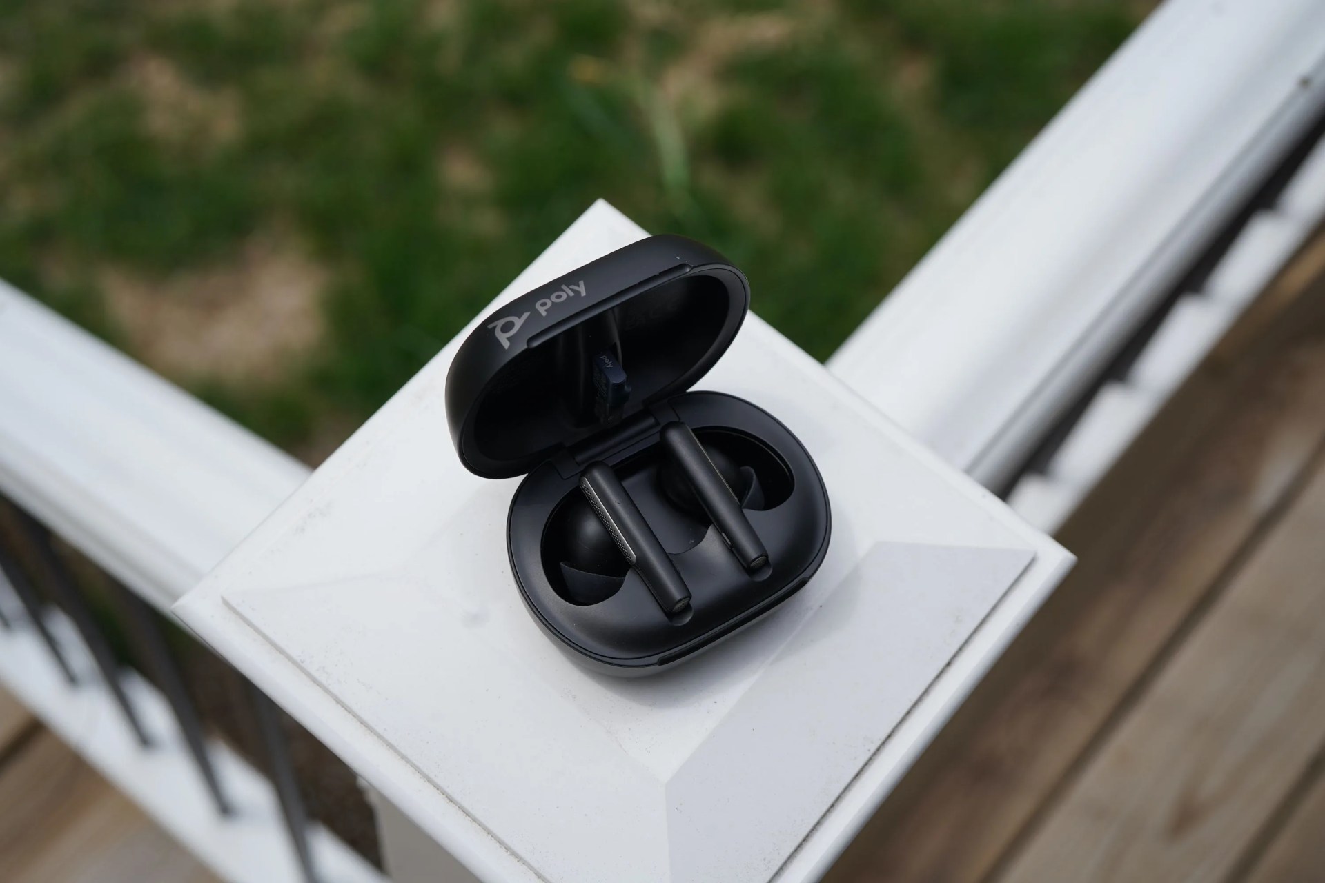 poly voyager earbuds
