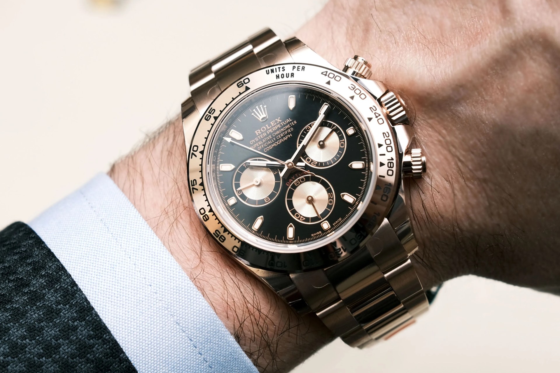 gold rolex daytona on the wrist