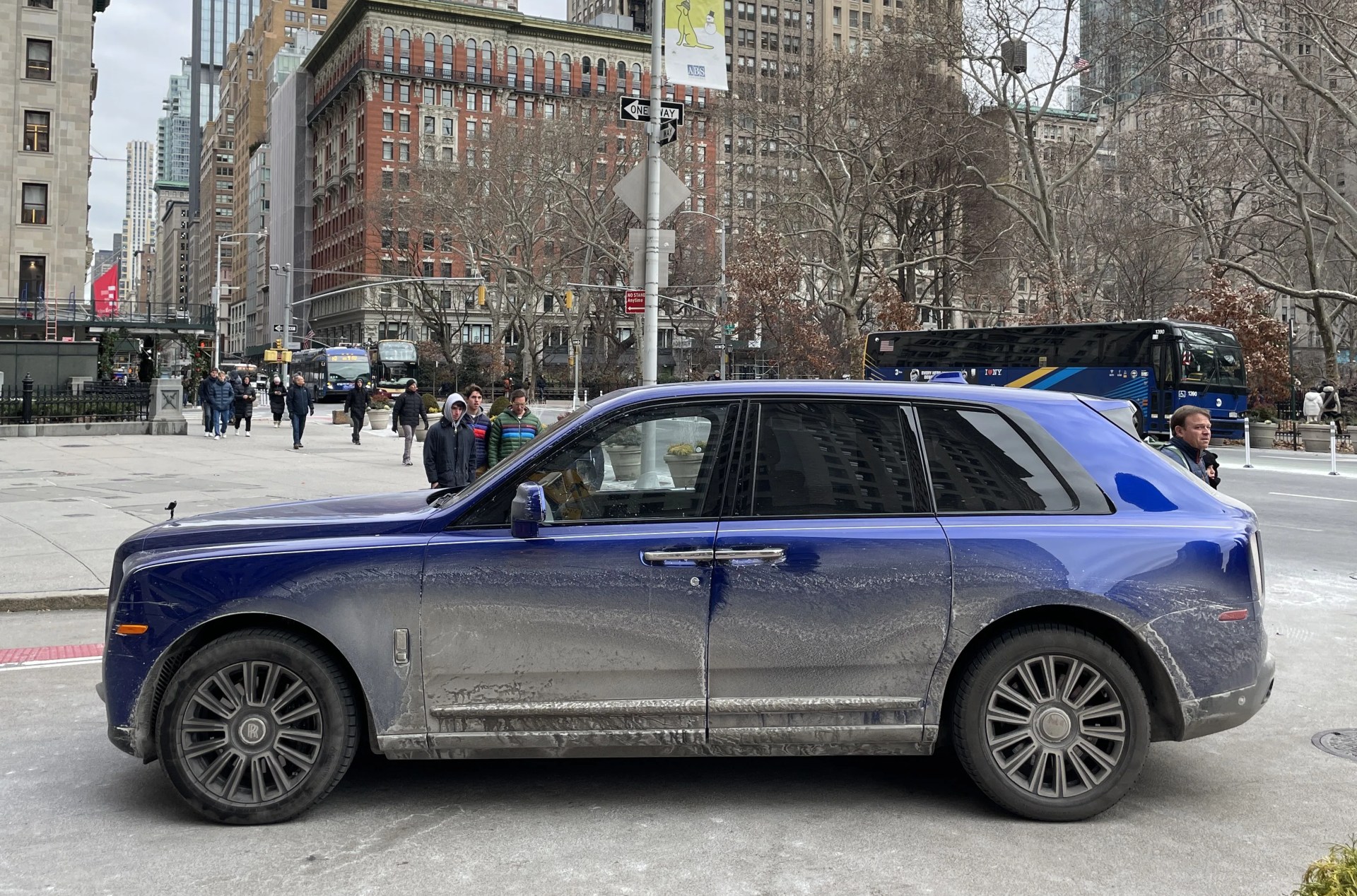 rolls royce cullinan black badge in blue paint