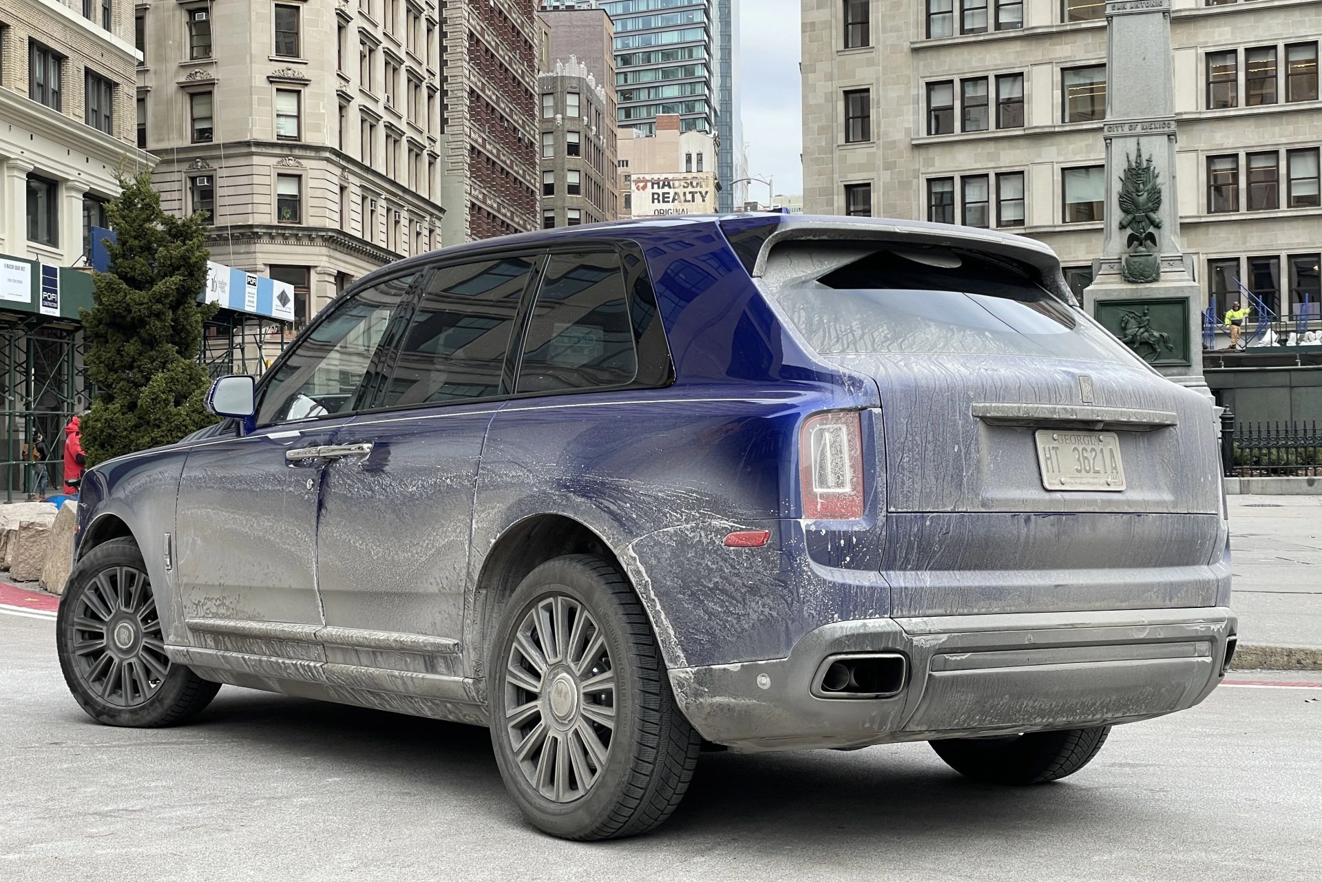 rolls royce cullinan black badge in blue paint